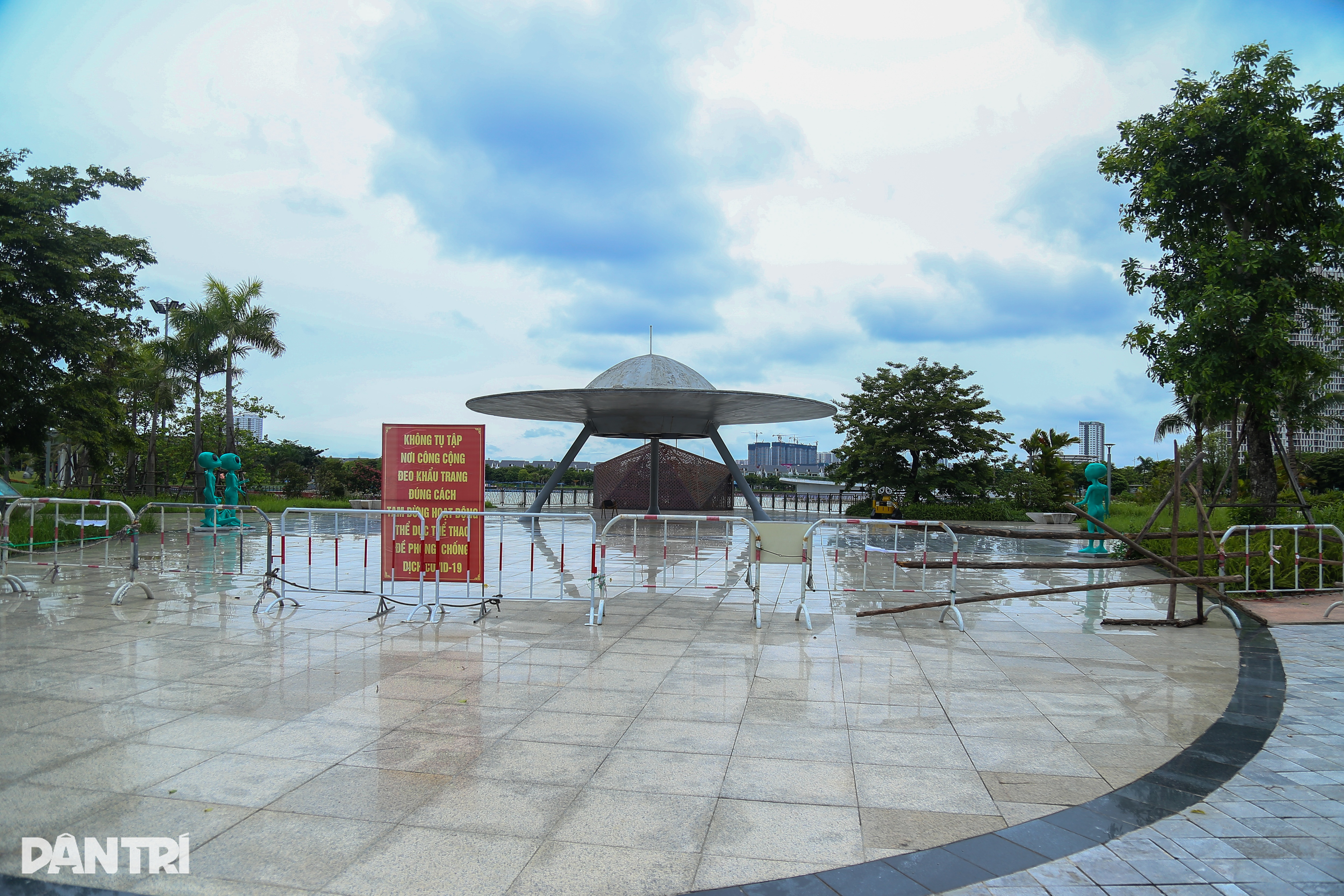 Hà Nội: Người dân thiếu chỗ chơi, công viên trăm tỷ lại bỏ hoang phế - 5 Hà Nội: Người dân thiếu chỗ chơi, công viên trăm tỷ lại bỏ hoang phế - 5