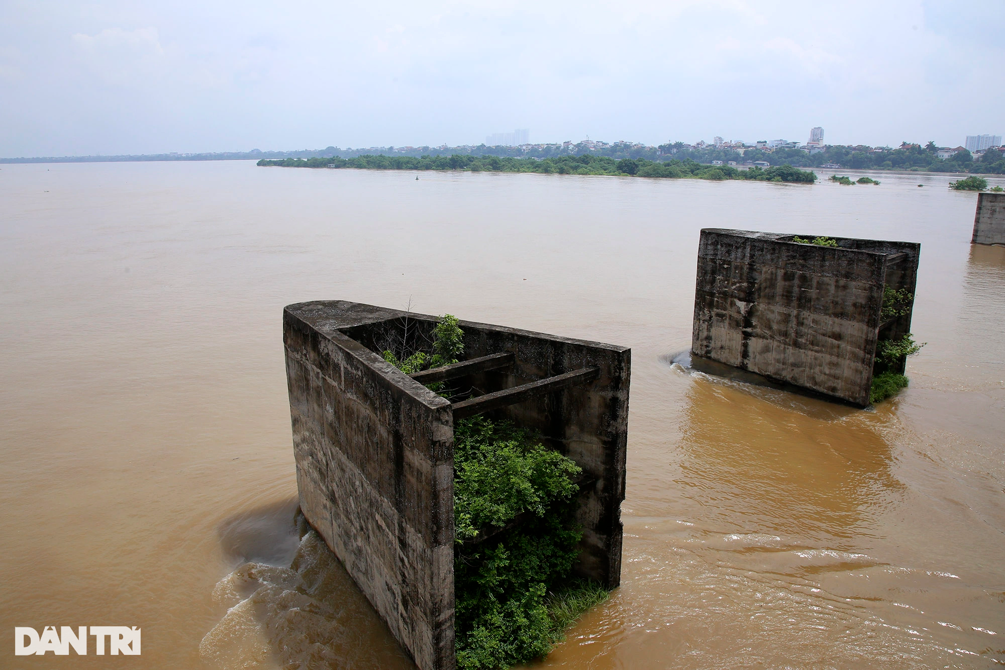 Hình ảnh nước sông Hồng dâng cao gây ngập lụt nhiều nơi ở Hà Nội - 10