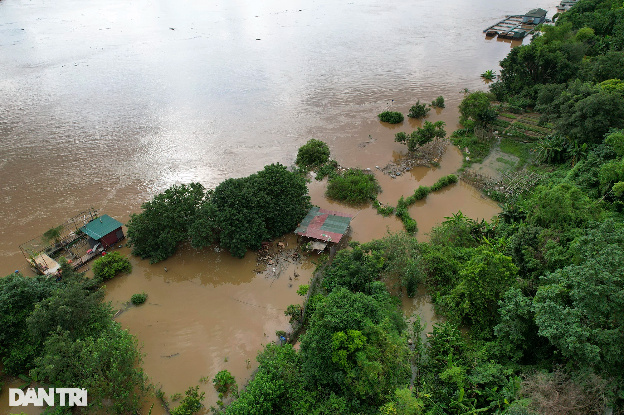 Hình ảnh nước sông Hồng dâng cao gây ngập lụt nhiều nơi ở Hà Nội - 13