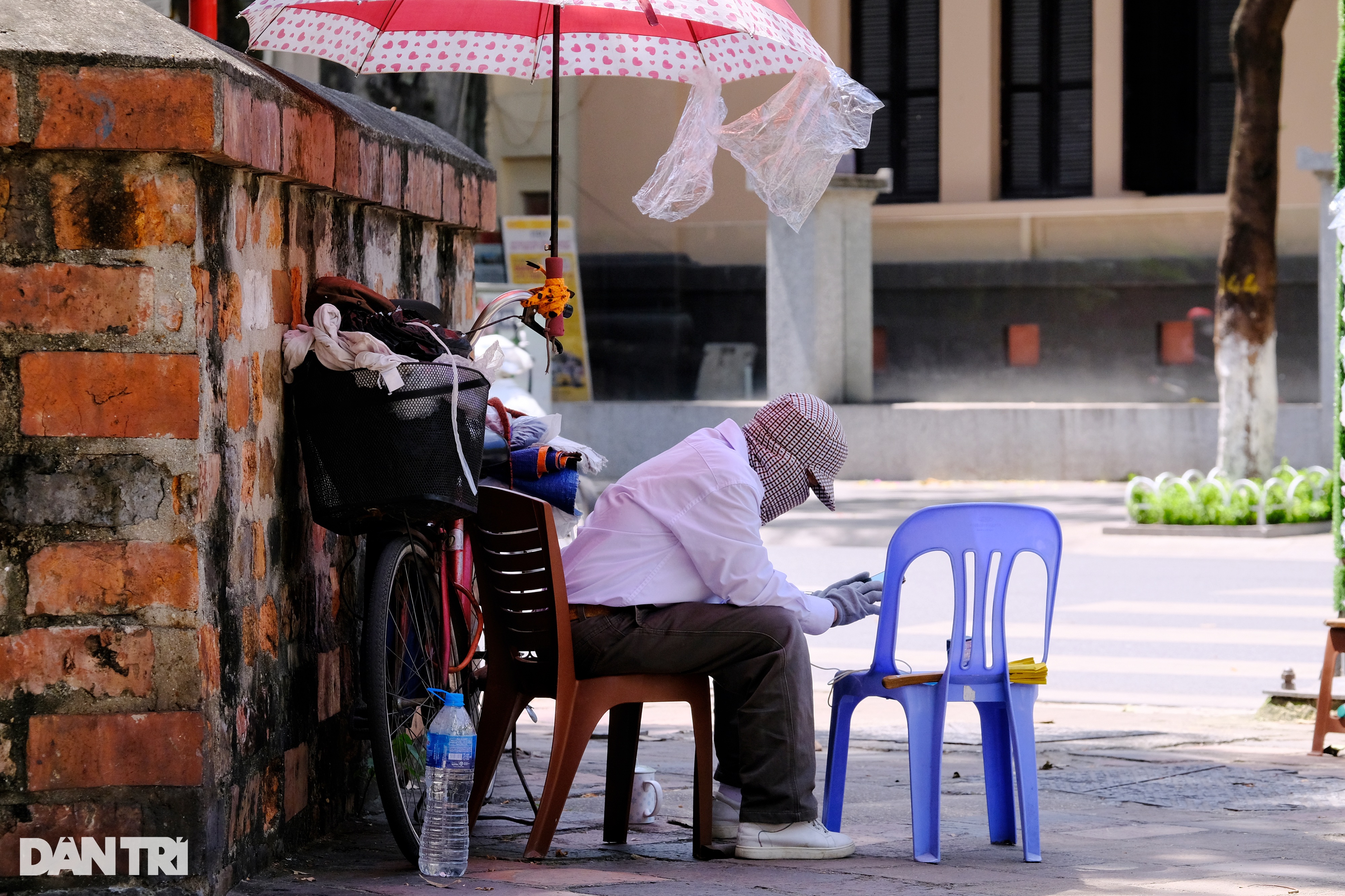 Nắng nóng như đổ lửa, người Hà Nội hạ nhiệt dưới gầm cầu, gốc cây - 8