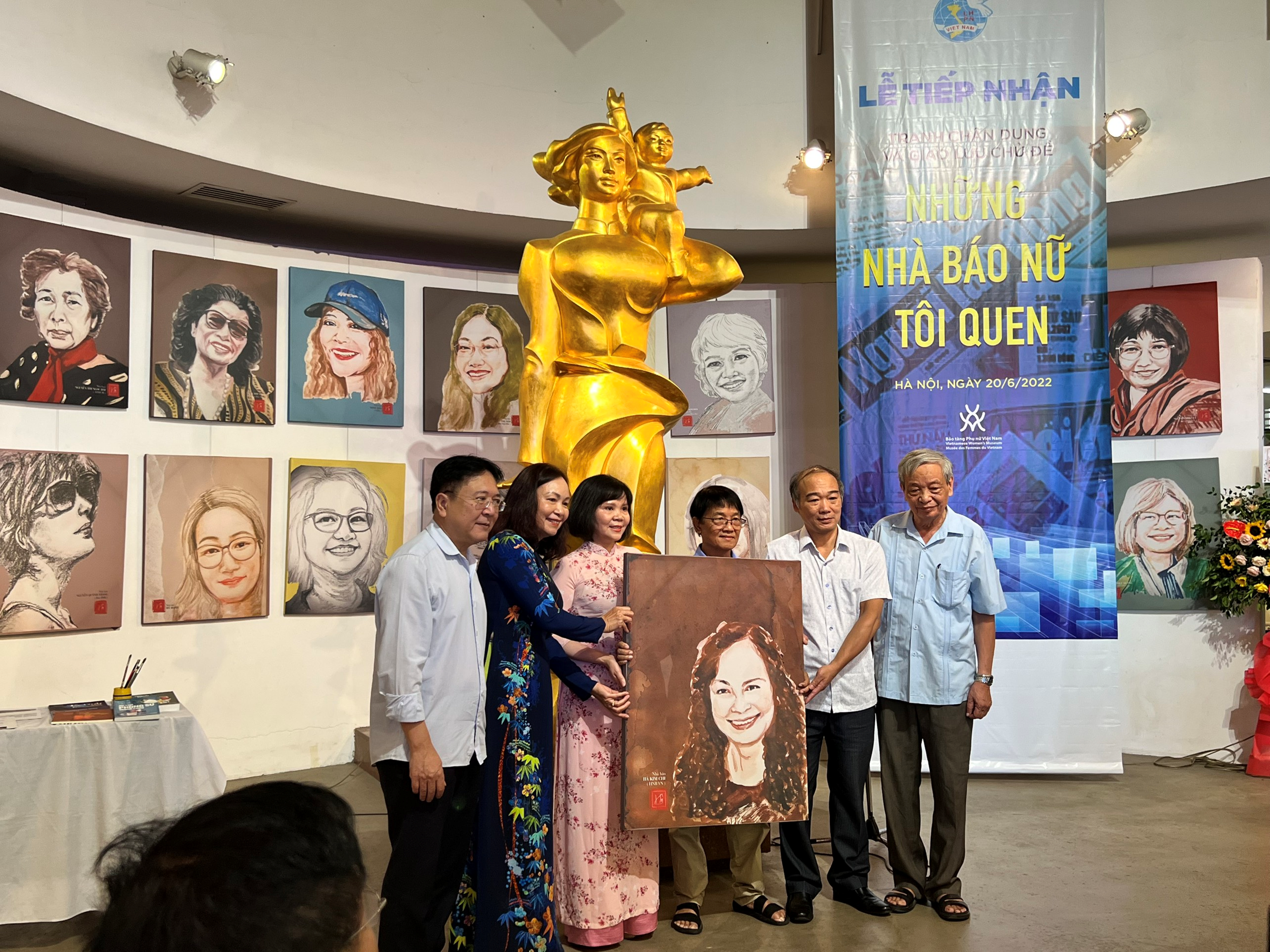 Bảo tàng Phụ nữ Việt Nam tiếp nhận 100 bức tranh chân dung nhà báo nữ - 1