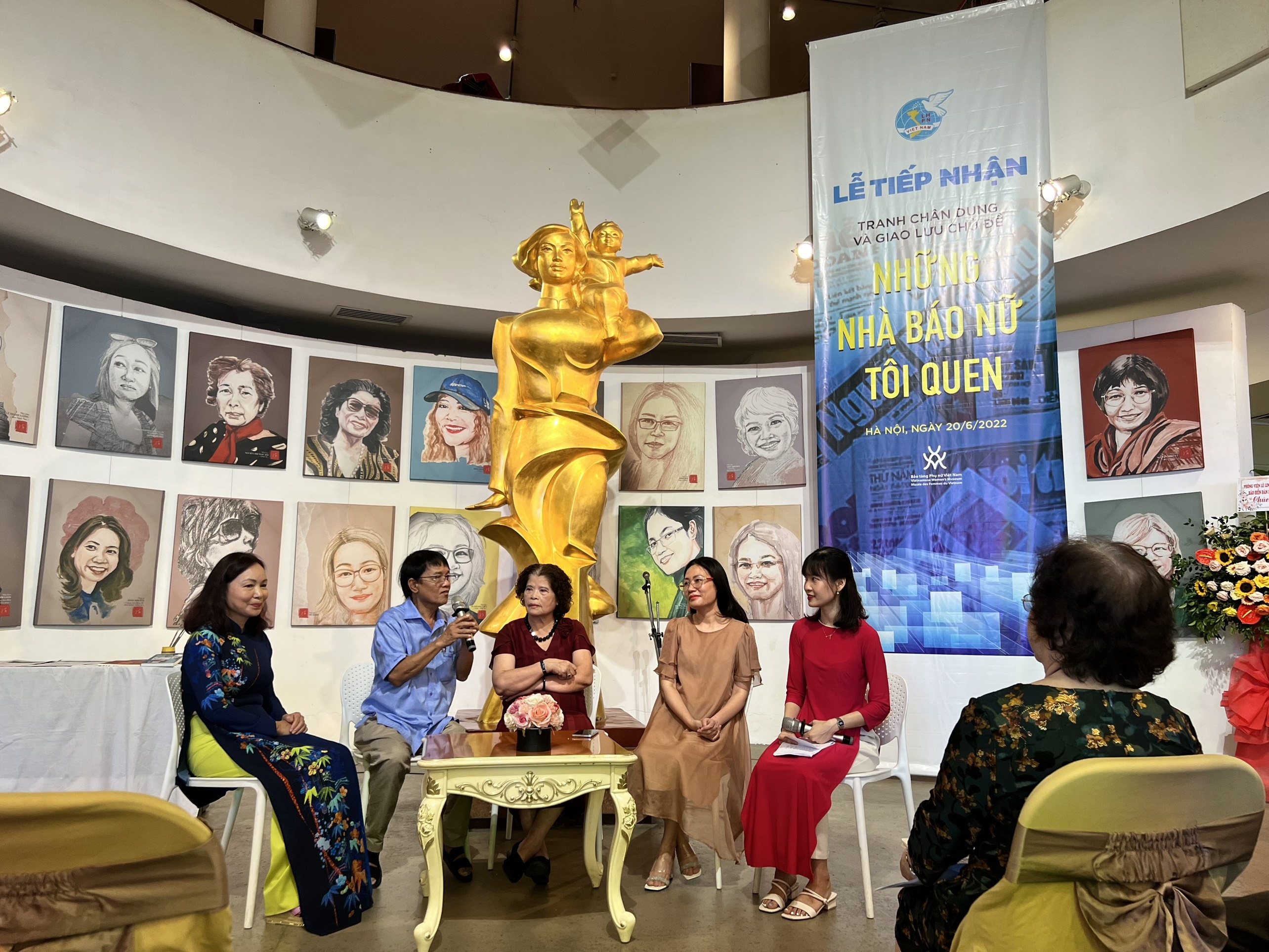 Bảo tàng Phụ nữ Việt Nam tiếp nhận 100 bức tranh chân dung nhà báo nữ - 2