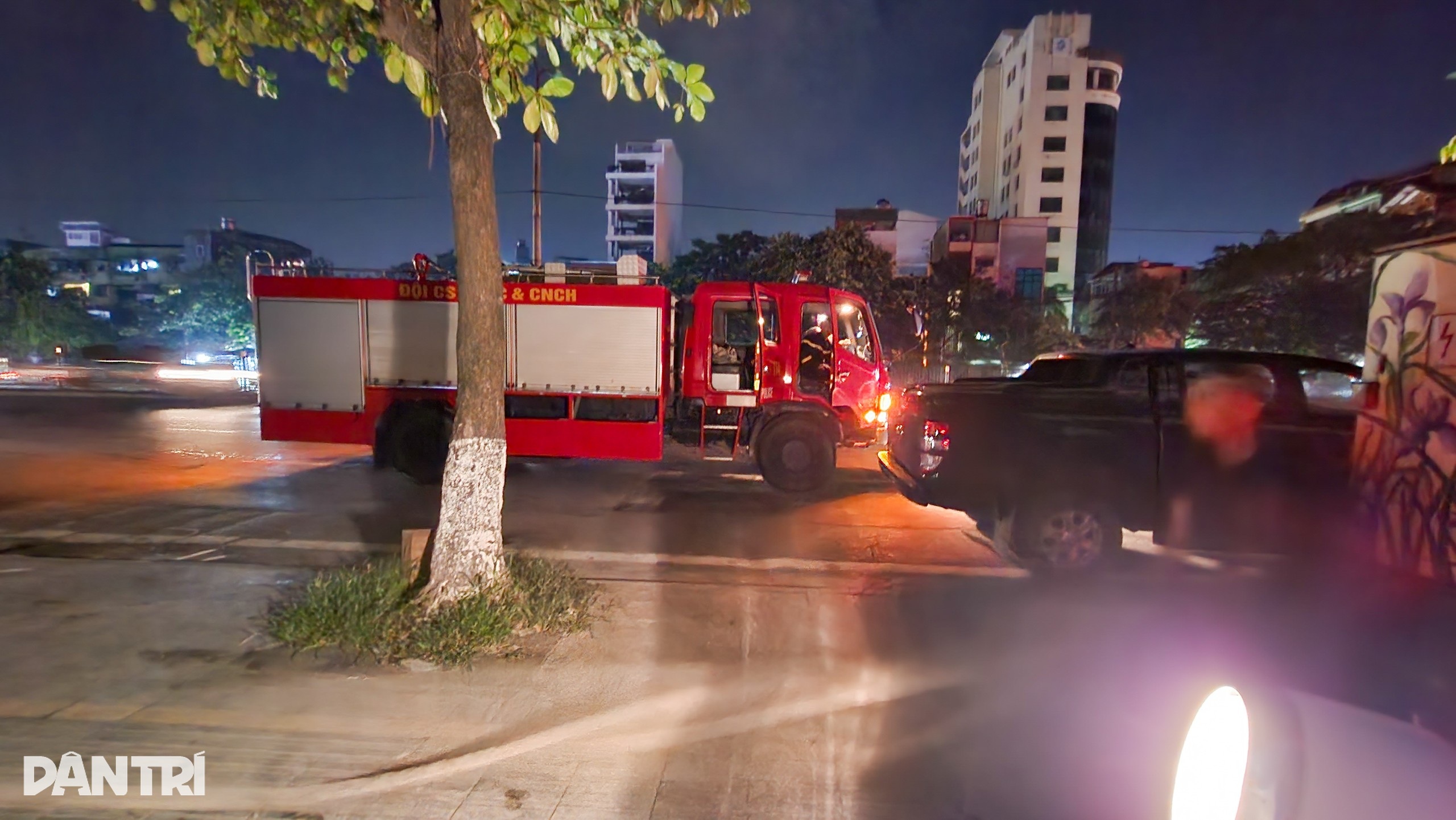 Ngôi nhà 3 tầng bốc cháy dữ dội, cả khu phố bị cắt điện trong đêm - 2 Ngôi nhà 3 tầng bốc cháy dữ dội, cả khu phố bị cắt điện trong đêm - 2