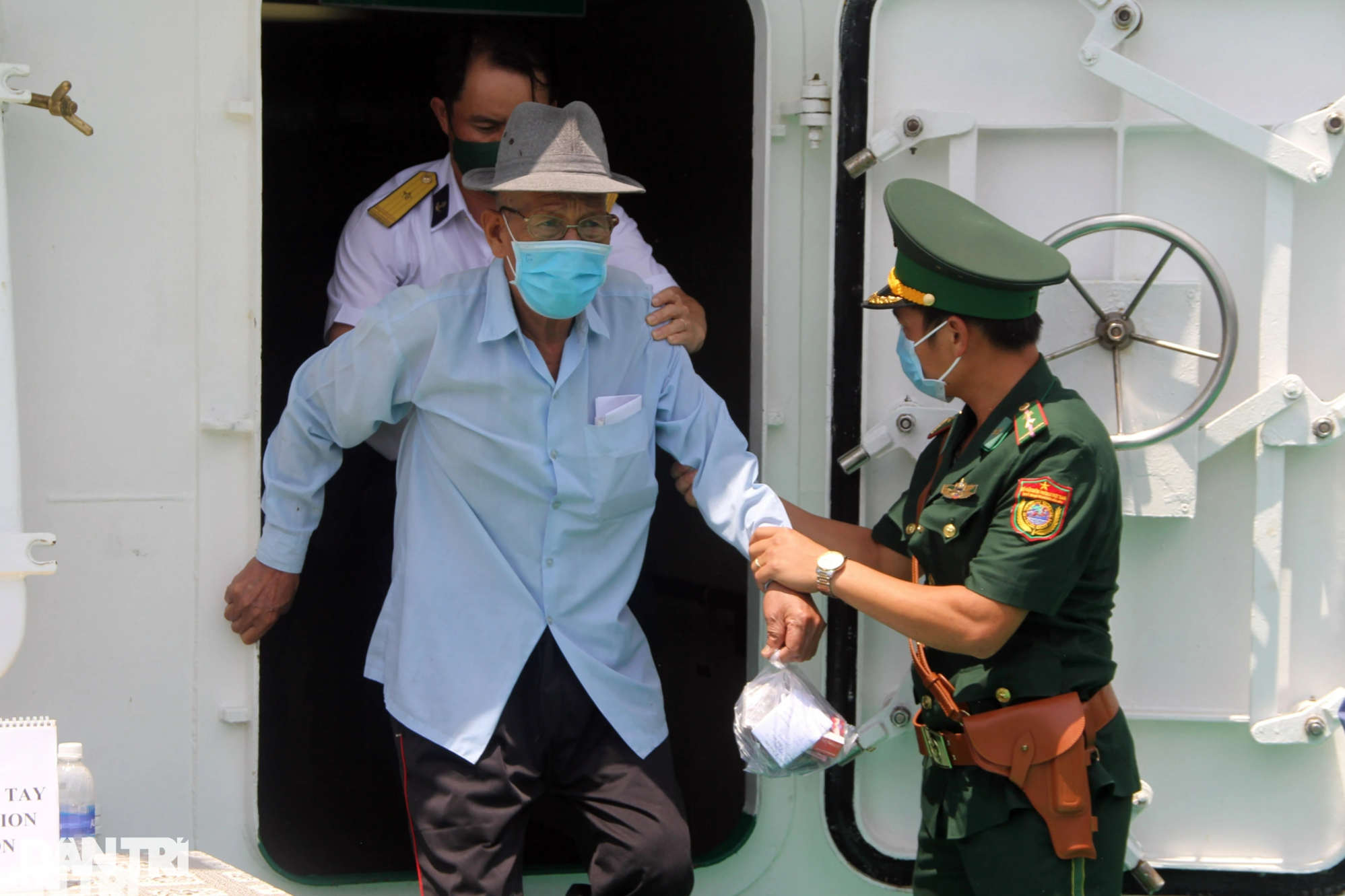 Khám chữa bệnh miễn phí tại tàu bệnh viện 2000 tấn của Hải quân Việt Nam - 11