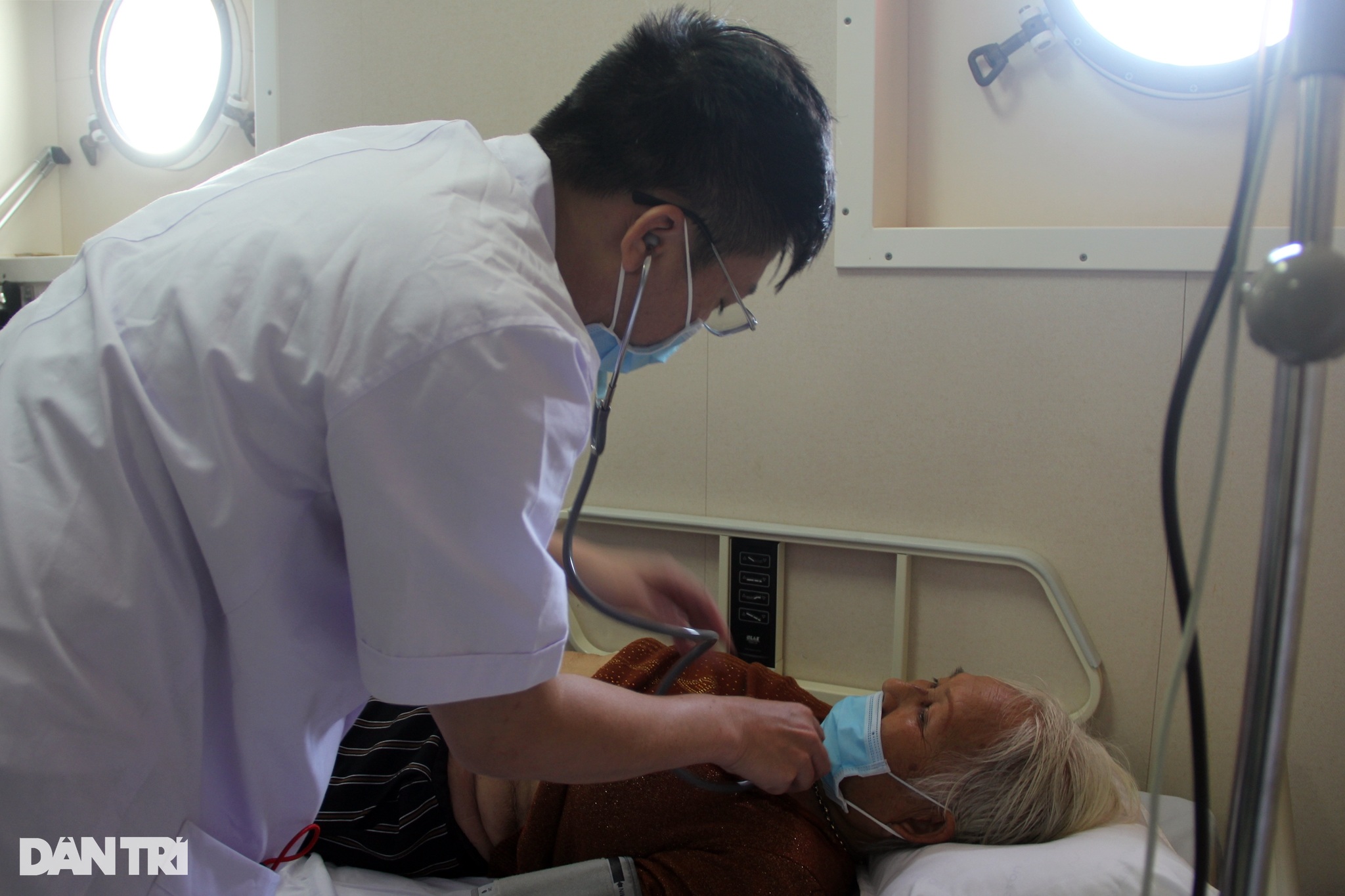 Khám chữa bệnh miễn phí tại tàu bệnh viện 2000 tấn của Hải quân Việt Nam - 7