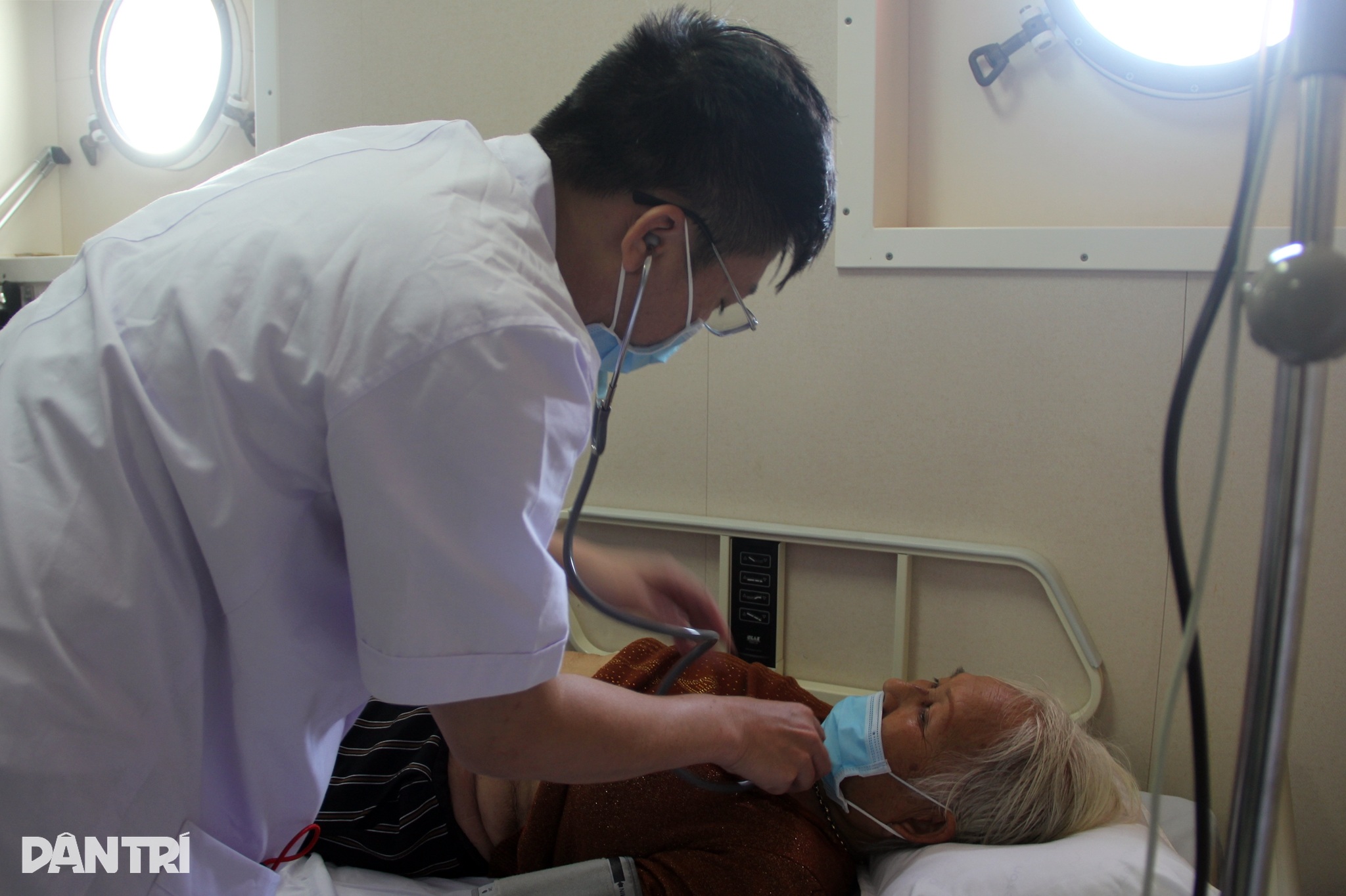 Khám chữa bệnh miễn phí tại tàu bệnh viện 2000 tấn của Hải quân Việt Nam - 7 Khám chữa bệnh miễn phí tại tàu bệnh viện 2000 tấn của Hải quân Việt Nam - 7