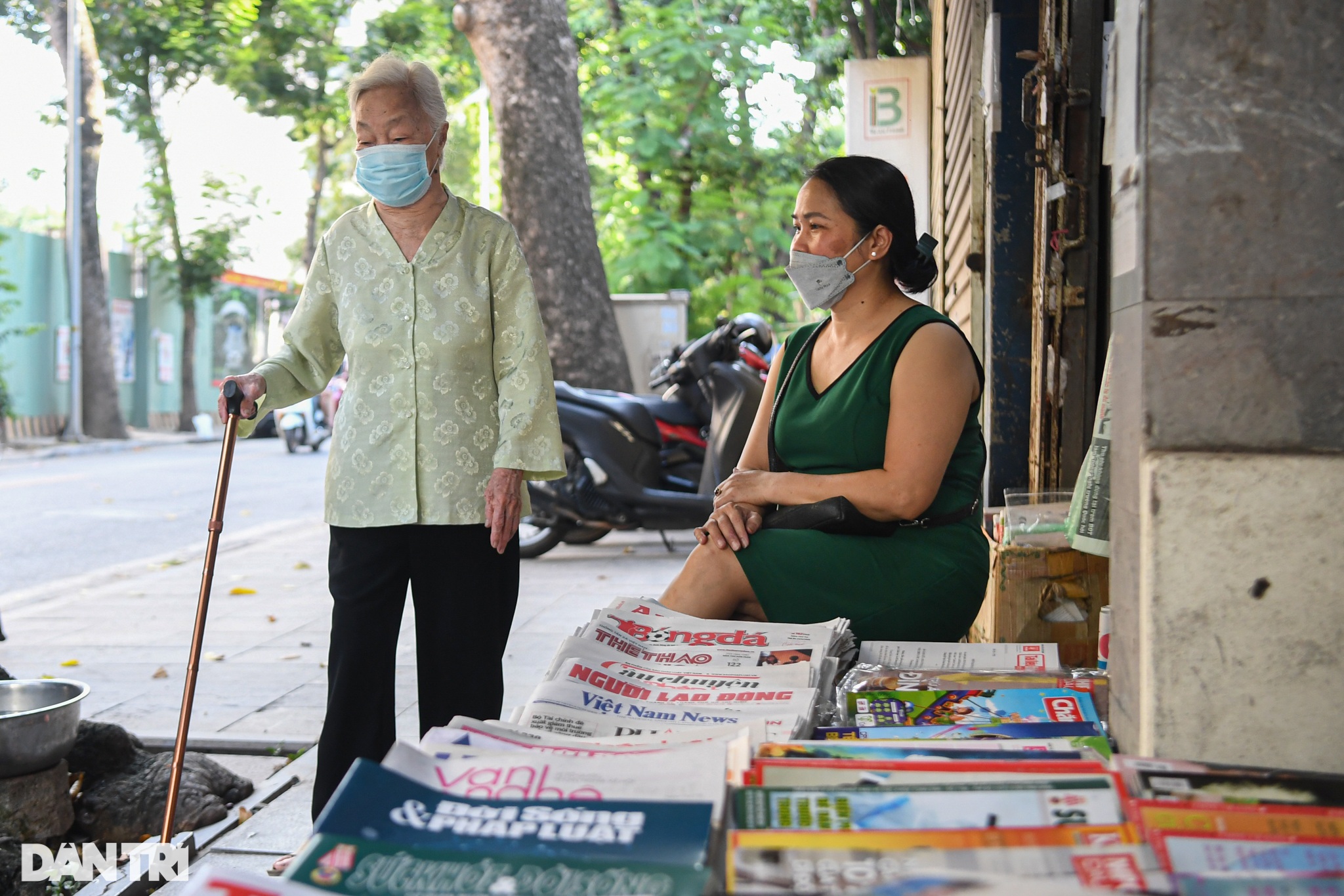 Những sạp báo giấy trên vỉa hè ở Hà Nội: Bao giờ cho tới ngày xưa? - 13