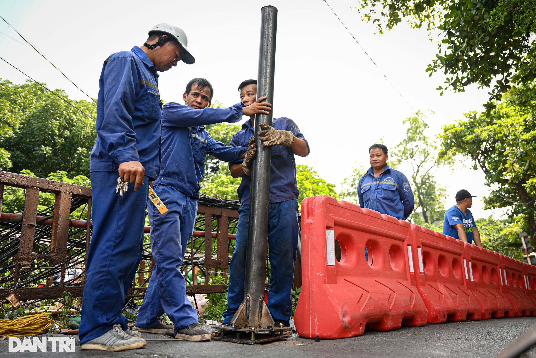 Cầu Long Biên dựng rào chắn lối lên, xe ôtô và ba gác buộc phải đầu hàng - 8