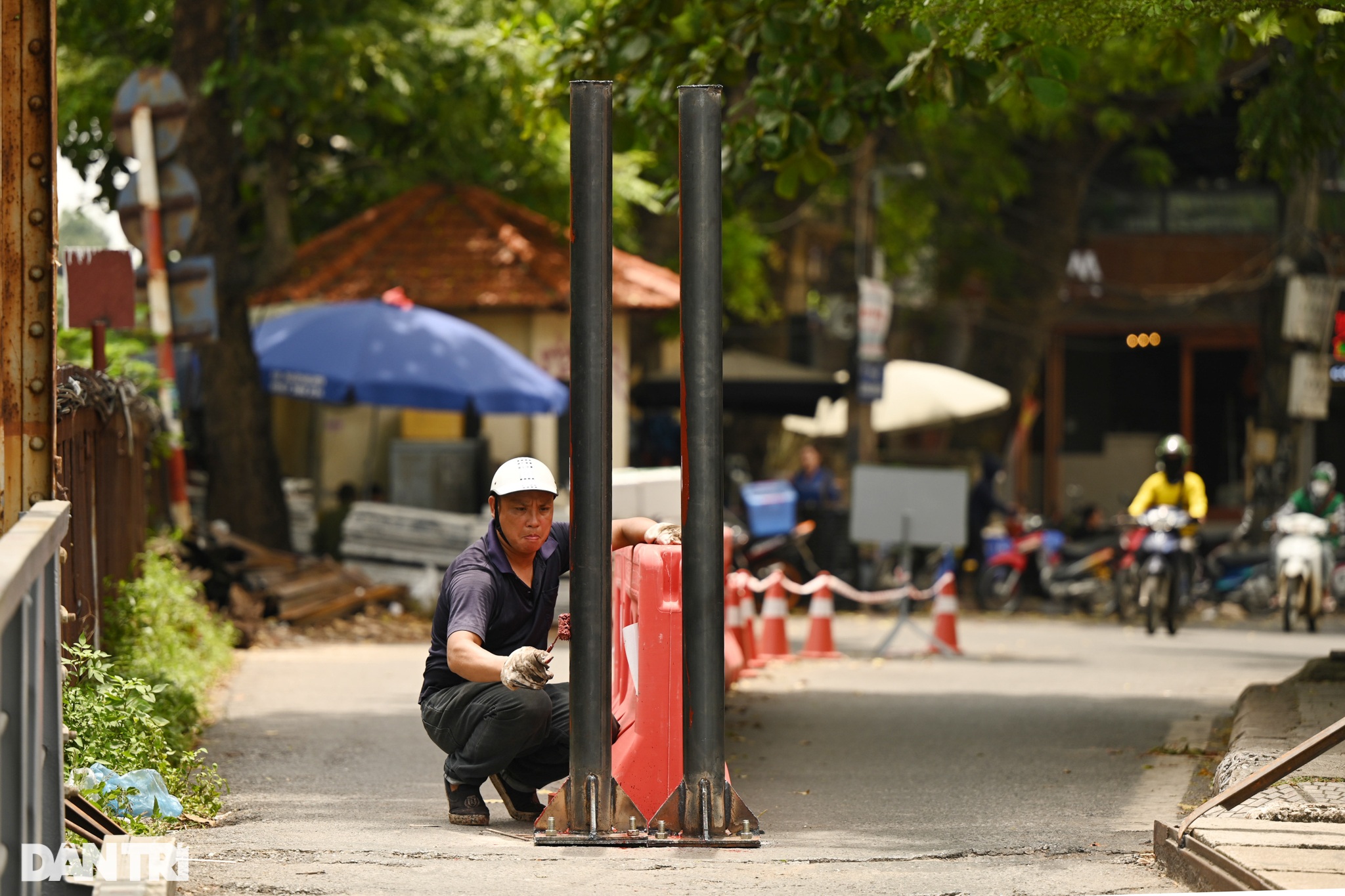 Cầu Long Biên dựng rào chắn lối lên, xe ôtô và ba gác buộc phải đầu hàng - 9