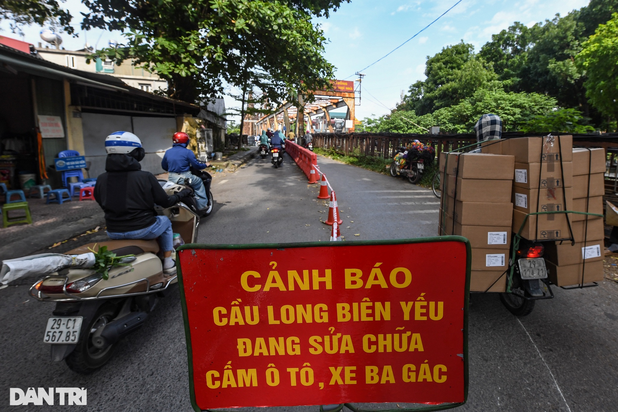 Cầu Long Biên dựng rào chắn lối lên, xe ôtô và ba gác buộc phải đầu hàng - 5