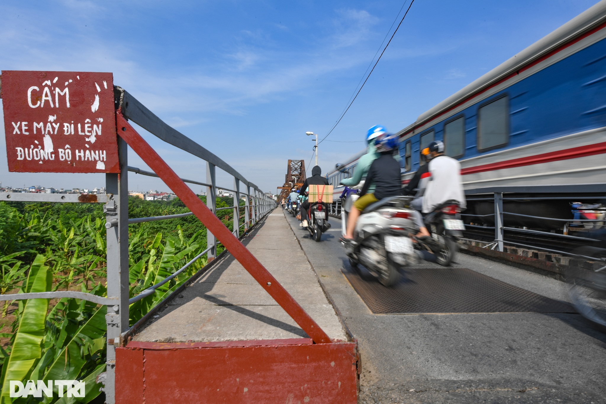 Cầu Long Biên dựng rào chắn lối lên, xe ôtô và ba gác buộc phải đầu hàng - 10