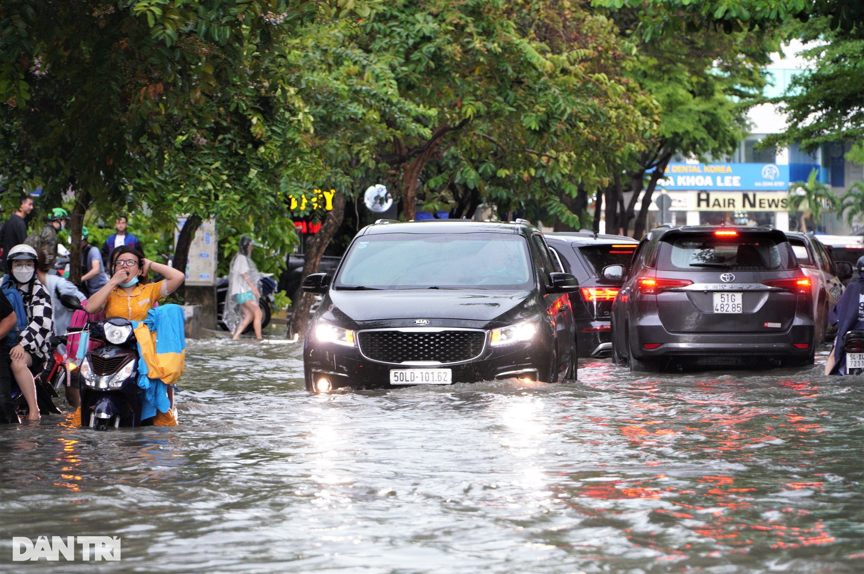 Phố nhà giàu ở TPHCM ngập sâu sau mưa, người dân dắt bộ, lội nước về nhà - 1