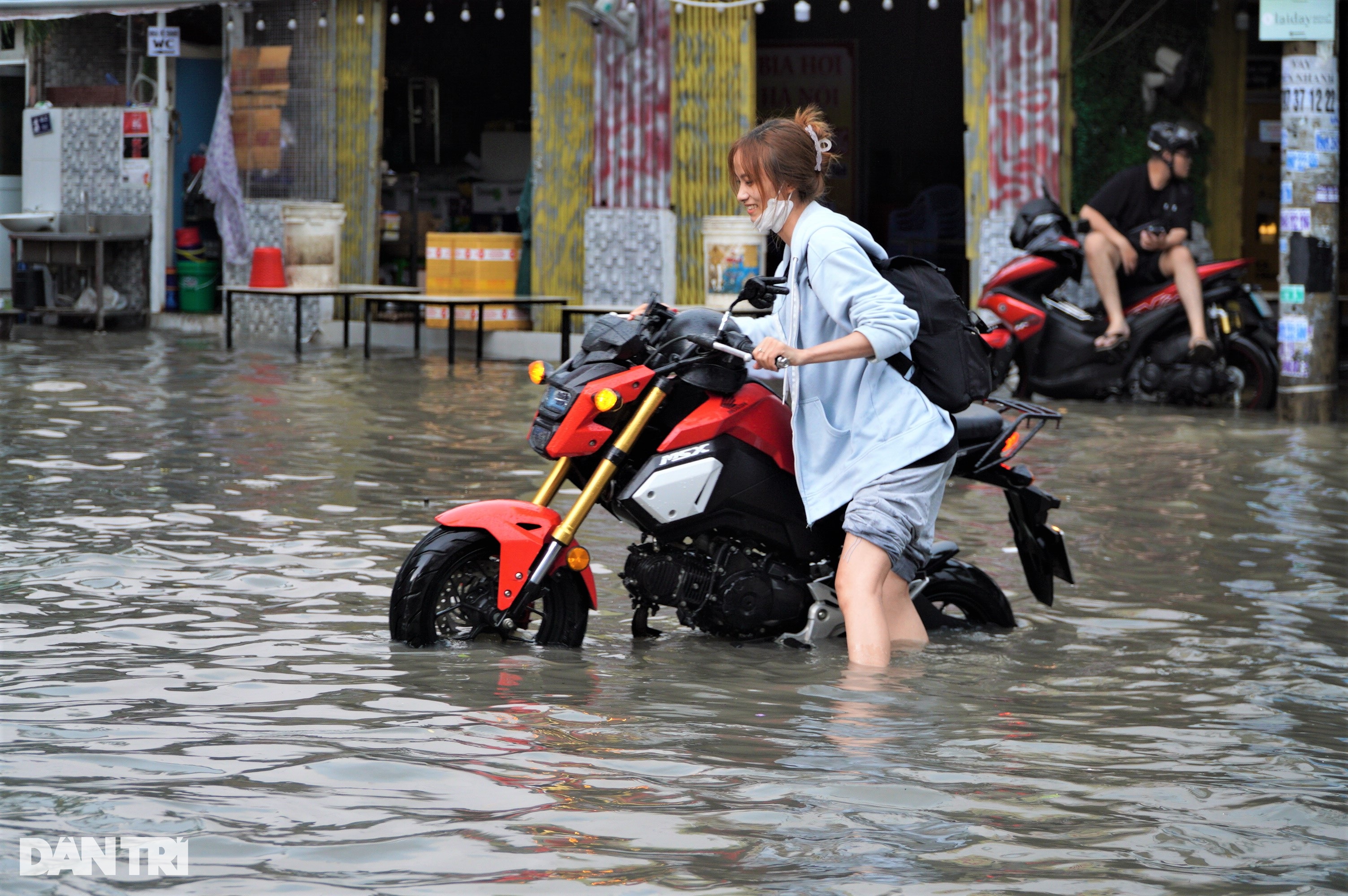 Phố nhà giàu ở TPHCM ngập sâu sau mưa, người dân dắt bộ, lội nước về nhà - 2