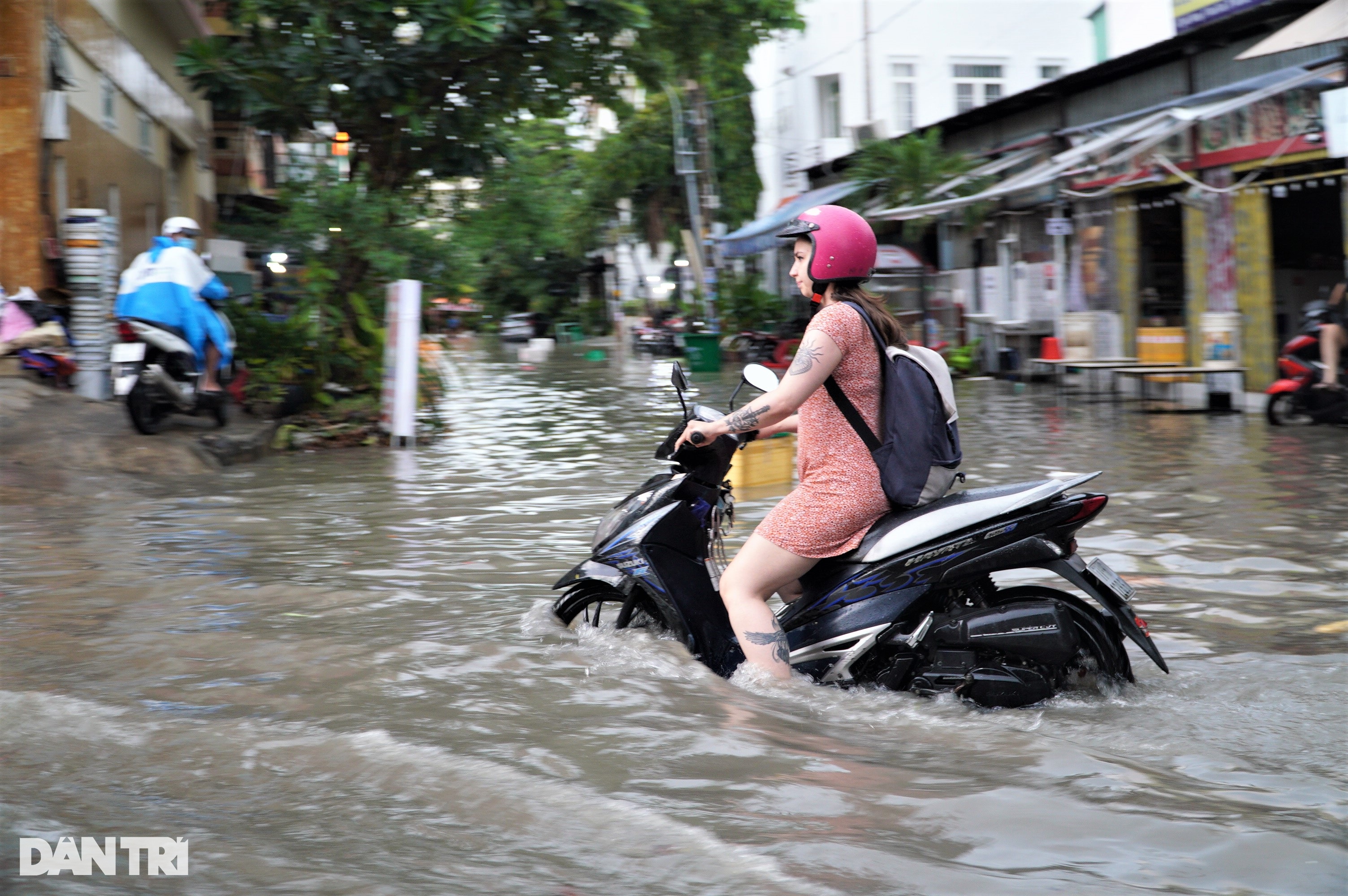 Phố nhà giàu ở TPHCM ngập sâu sau mưa, người dân dắt bộ, lội nước về nhà - 4