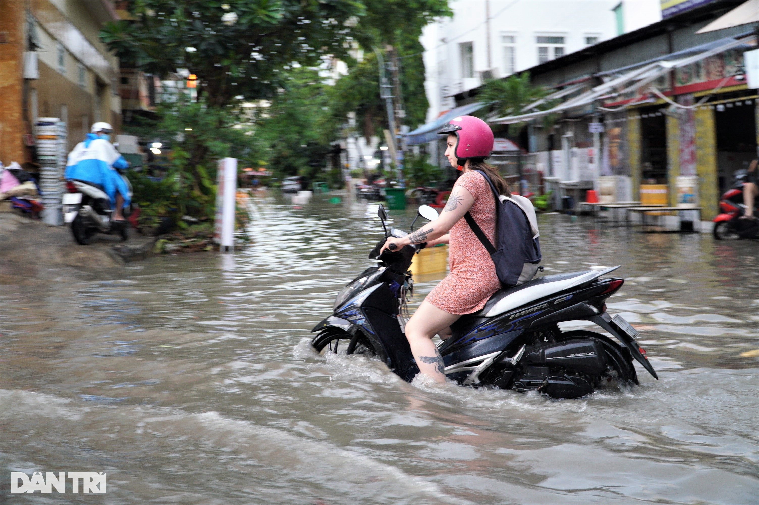 Phố nhà giàu ở TPHCM ngập sâu sau mưa, người dân dắt bộ, lội nước về nhà - 4 Phố nhà giàu ở TPHCM ngập sâu sau mưa, người dân dắt bộ, lội nước về nhà - 4