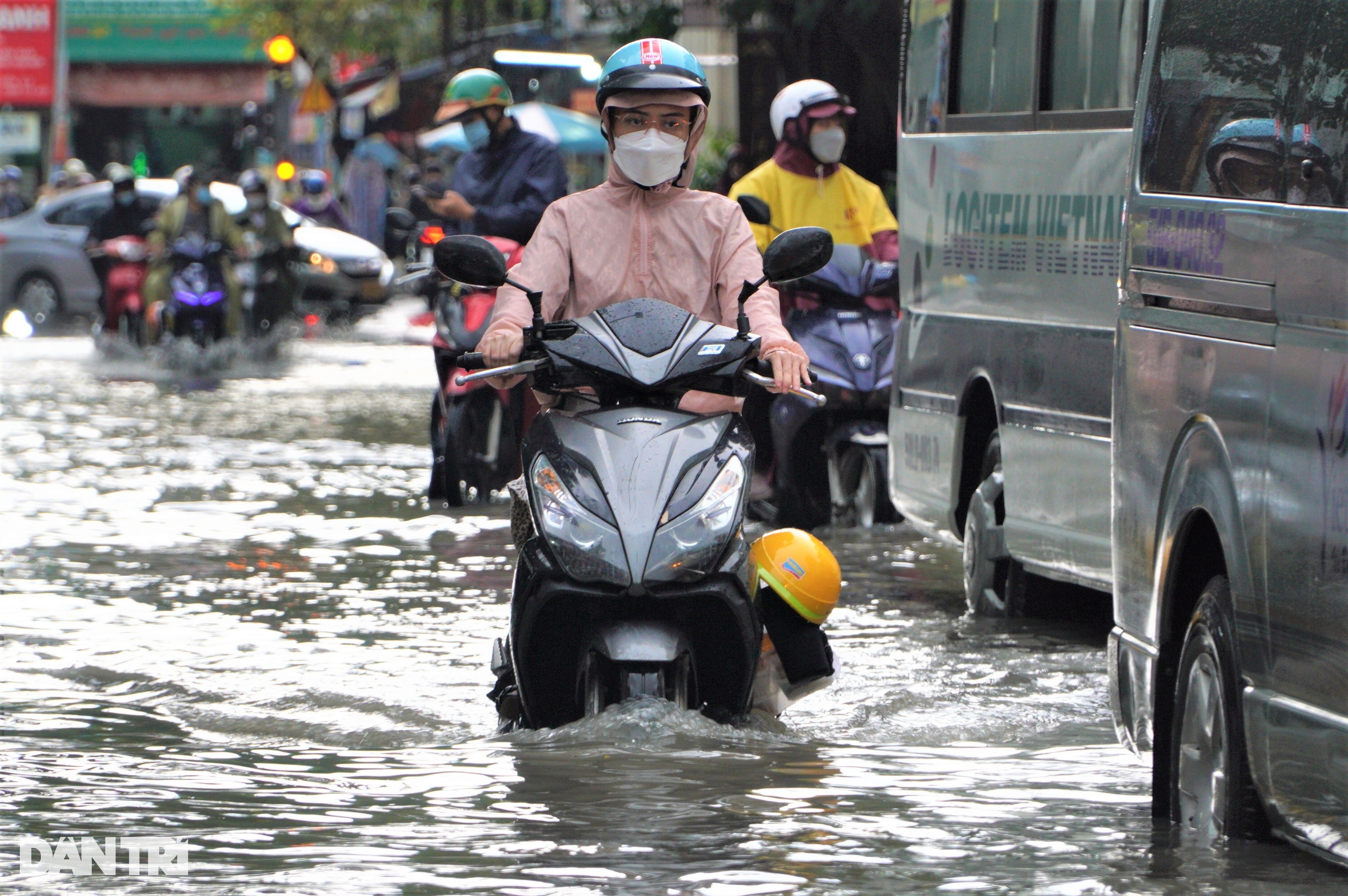 Phố nhà giàu ở TPHCM ngập sâu sau mưa, người dân dắt bộ, lội nước về nhà - 3
