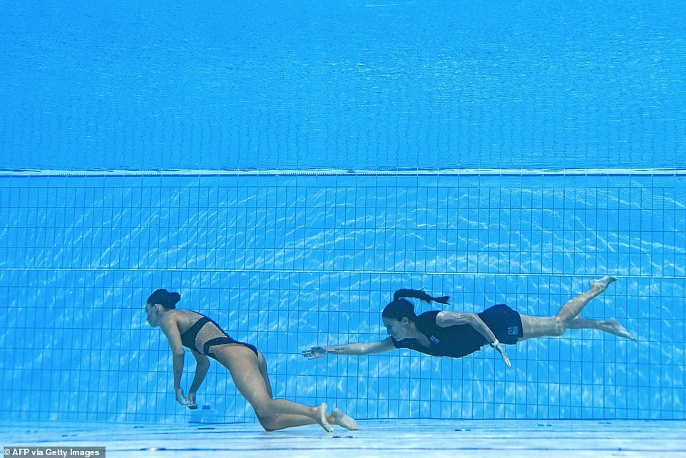 Thót tim với khoảnh khắc VĐV bơi lội được cứu sống khi ngất xỉu dưới hồ bơi - 1