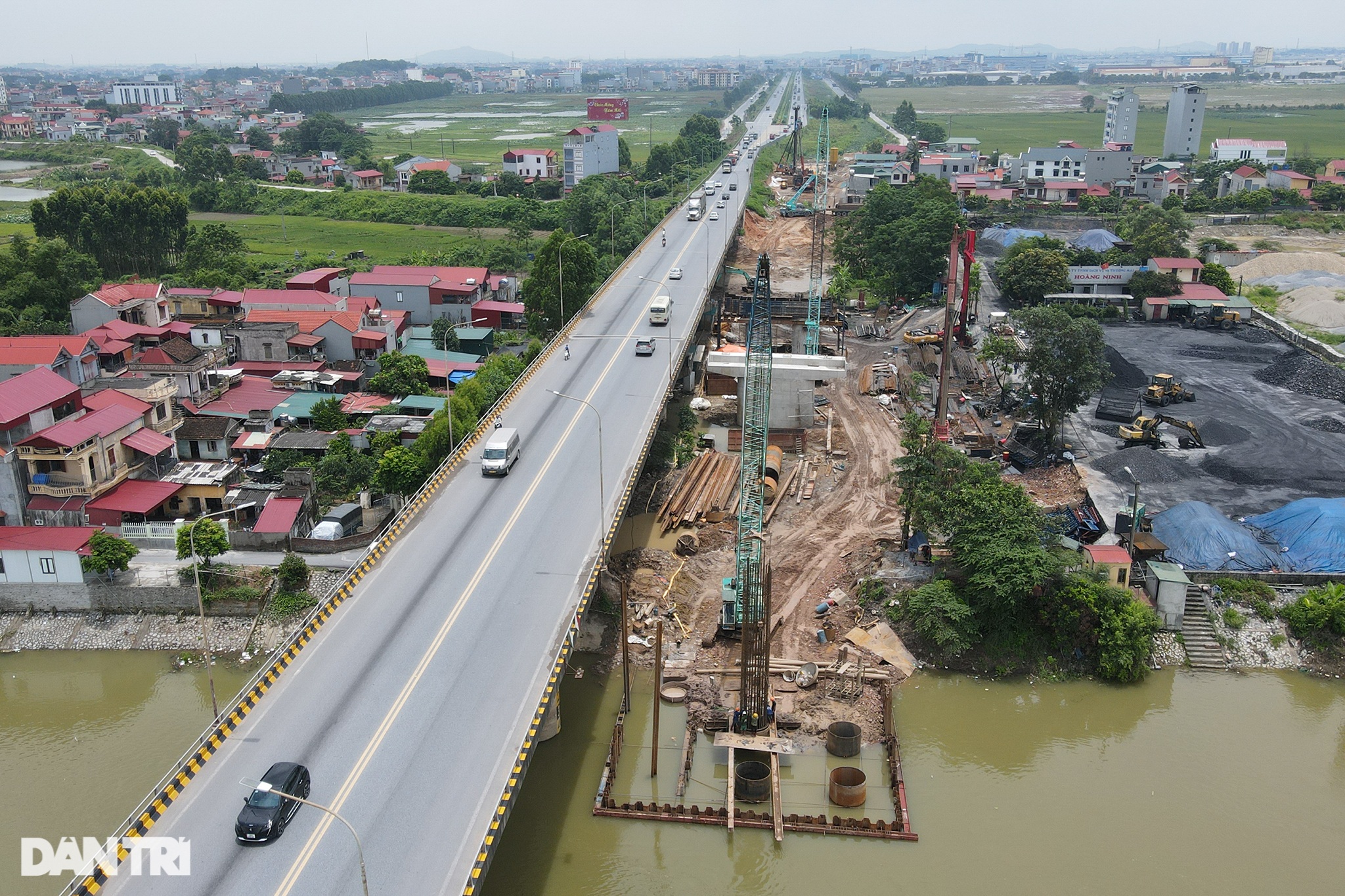 Công trường xây dựng, mở rộng cầu Như Nguyệt nối đôi bờ sông Cầu - 4