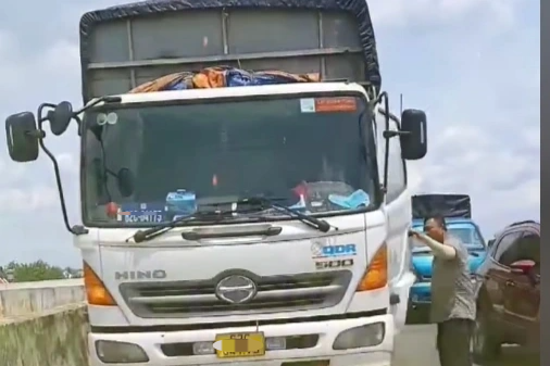 Tài xế xe tải cầm hung khí uy hiếp người lái xe cứu thương chở bệnh nhi - 1