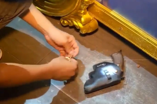 Mang súng cùng 25 viên đạn vào quán bar để… phòng thân - 2 Mang súng cùng 25 viên đạn vào quán bar để… phòng thân - 2