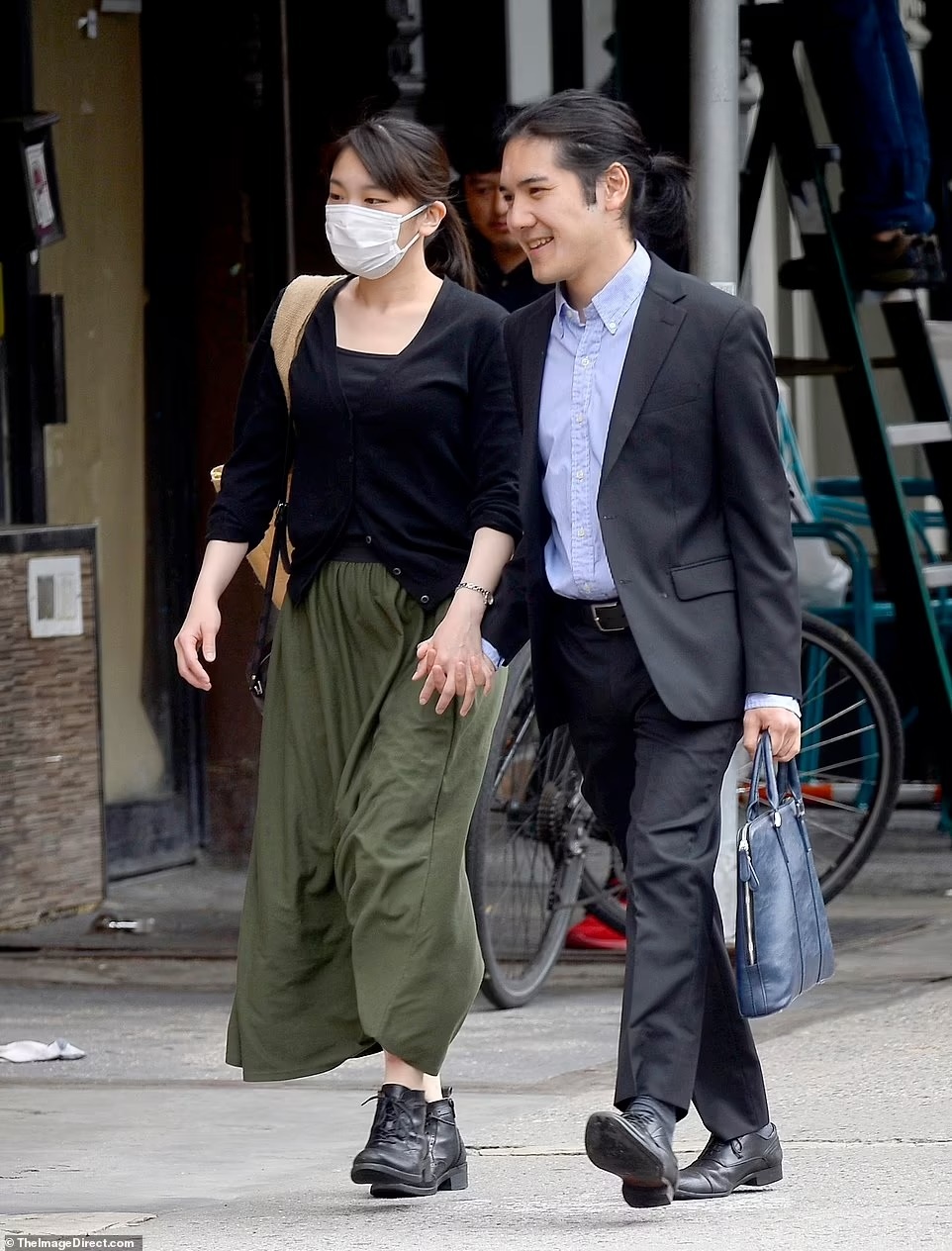 Cựu công chúa Nhật gây sốt khi nắm chặt tay chồng giữa muôn vàn khó khăn - 1