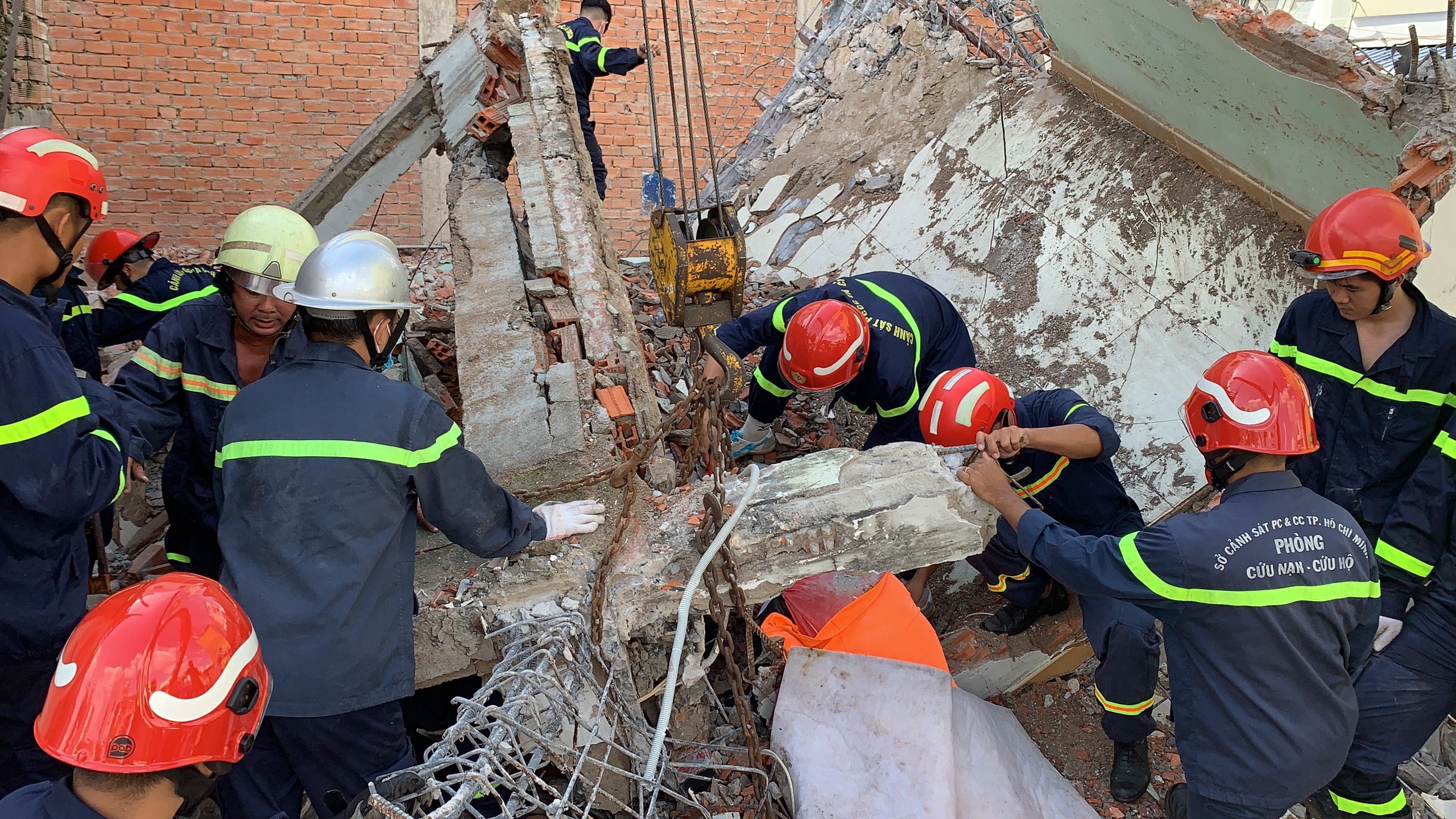 TPHCM: Sập tường căn nhà đang tháo dỡ, 2 người thương vong - 2