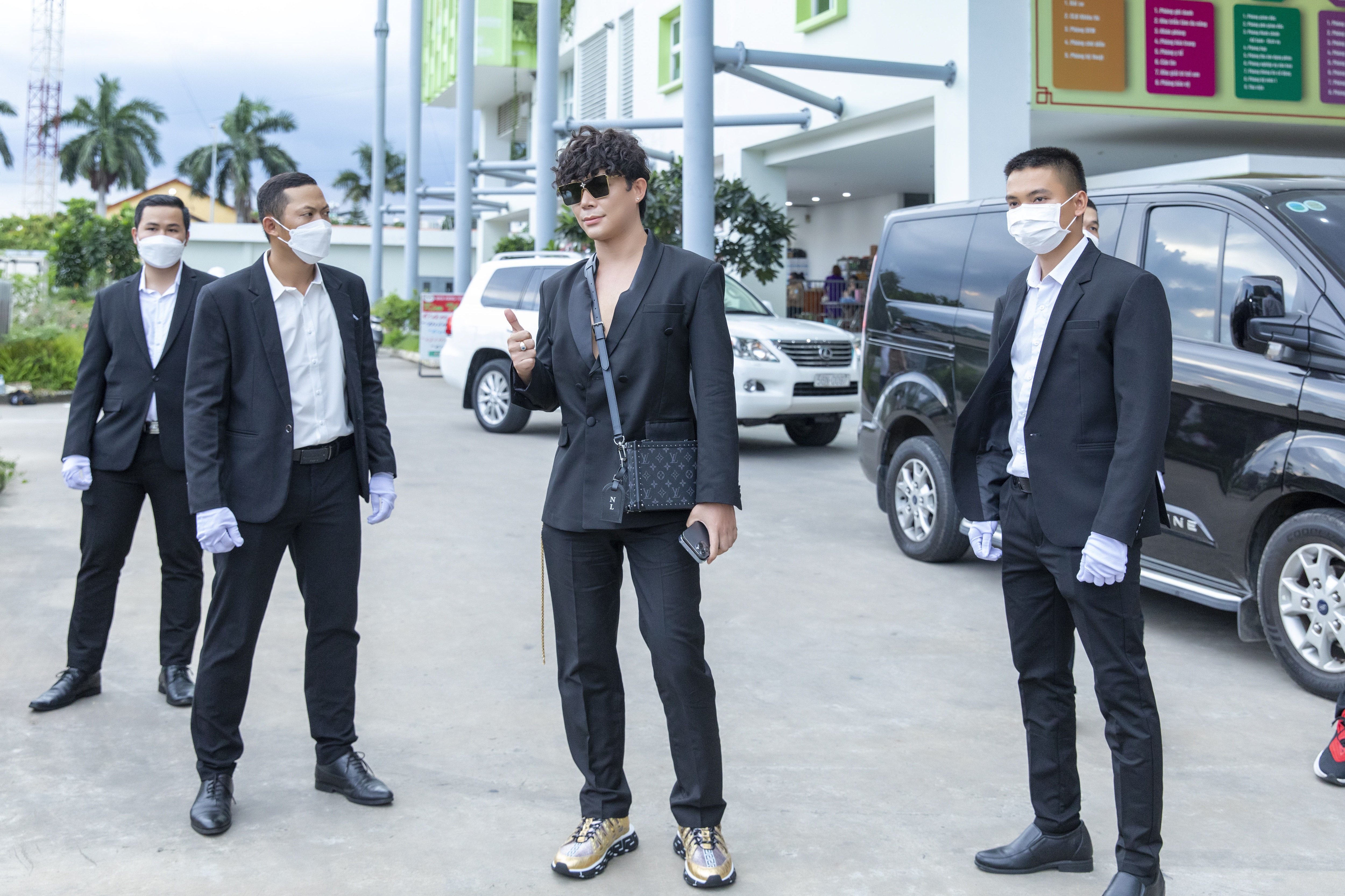 Nathan Lee diện trang phục tiền tỷ, 4 vệ sĩ tháp tùng xem show của mẫu nhí - 2 Nathan Lee diện trang phục tiền tỷ, 4 vệ sĩ tháp tùng xem show của mẫu nhí - 2