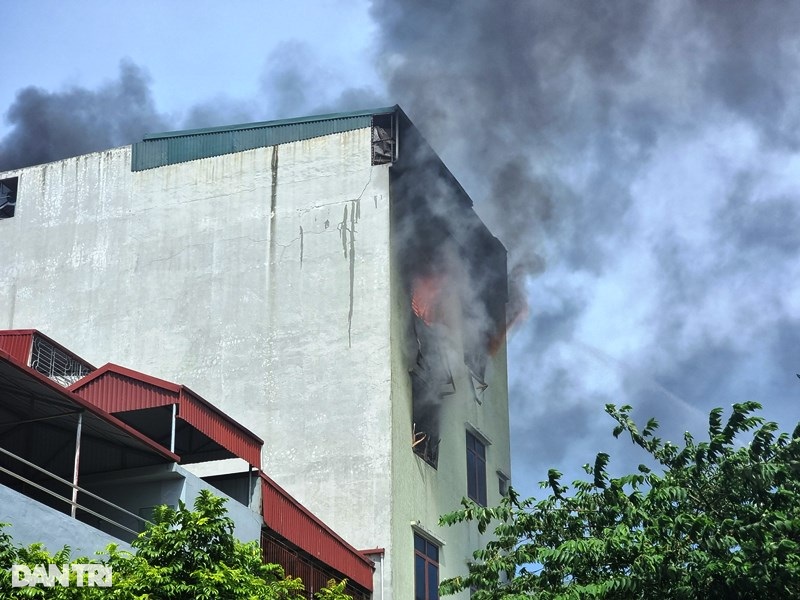 Giải cứu 5 người mắc kẹt trong ngôi nhà cao tầng bốc cháy dữ dội - 4