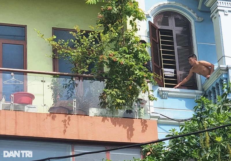 Giải cứu 5 người mắc kẹt trong ngôi nhà cao tầng bốc cháy dữ dội - 3 Giải cứu 5 người mắc kẹt trong ngôi nhà cao tầng bốc cháy dữ dội - 3