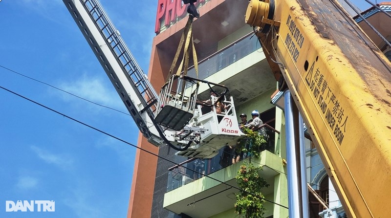 Giải cứu 5 người mắc kẹt trong ngôi nhà cao tầng bốc cháy dữ dội - 6 Giải cứu 5 người mắc kẹt trong ngôi nhà cao tầng bốc cháy dữ dội - 6