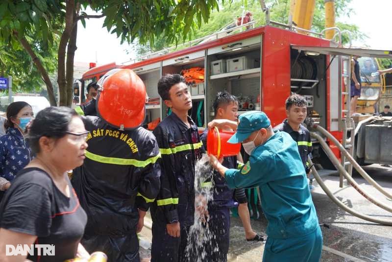 Giải cứu 5 người mắc kẹt trong ngôi nhà cao tầng bốc cháy dữ dội - 11 Giải cứu 5 người mắc kẹt trong ngôi nhà cao tầng bốc cháy dữ dội - 11