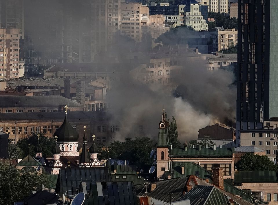 Nga dồn dập tấn công tên lửa Ukraine, ra điều kiện đàm phán - 1