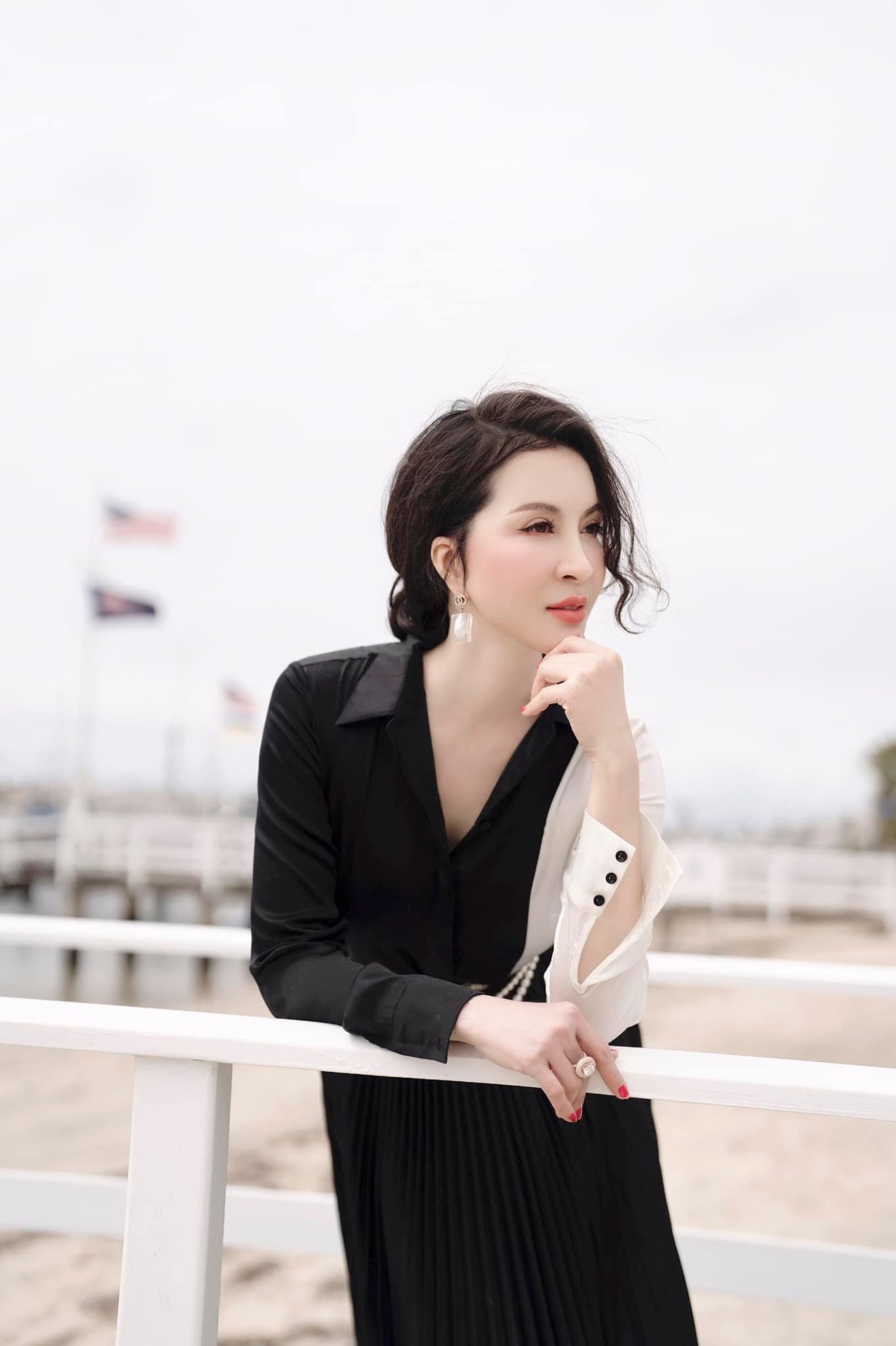 Nữ hoàng ảnh lịch Thanh Mai đẹp mơ màng dạo phố biển ở Mỹ - 8 Nữ hoàng ảnh lịch Thanh Mai đẹp mơ màng dạo phố biển ở Mỹ - 8