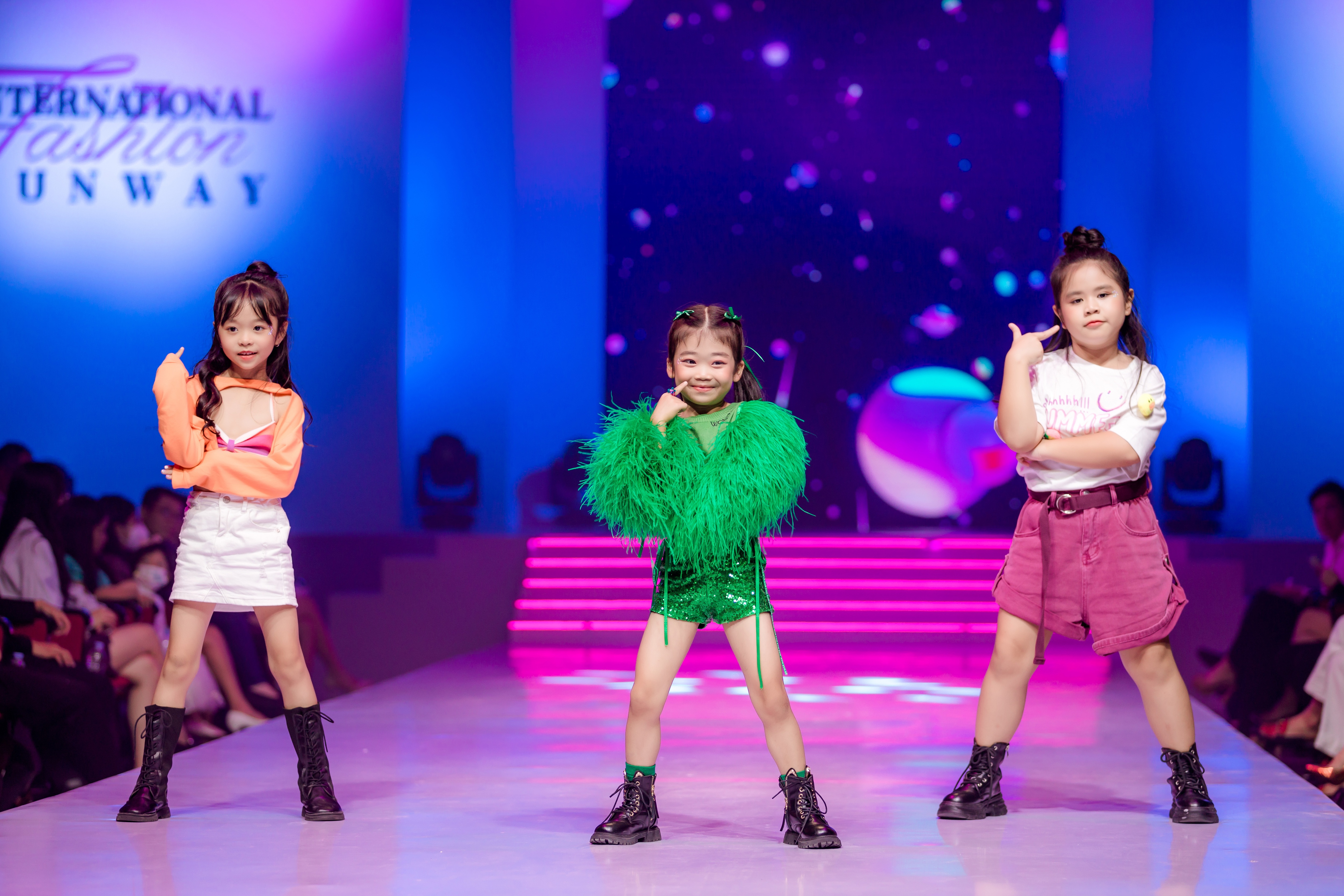 Nathan Lee diện trang phục tiền tỷ, 4 vệ sĩ tháp tùng xem show của mẫu nhí - 5 Nathan Lee diện trang phục tiền tỷ, 4 vệ sĩ tháp tùng xem show của mẫu nhí - 5