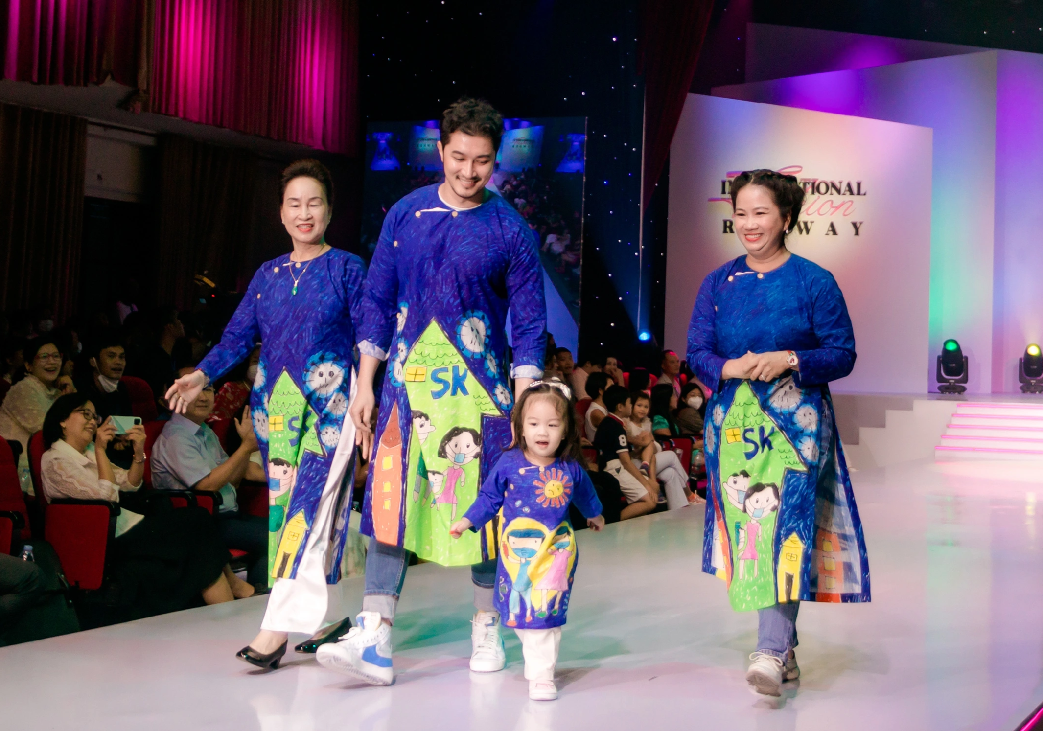 Nathan Lee diện trang phục tiền tỷ, 4 vệ sĩ tháp tùng xem show của mẫu nhí - 7 Nathan Lee diện trang phục tiền tỷ, 4 vệ sĩ tháp tùng xem show của mẫu nhí - 7
