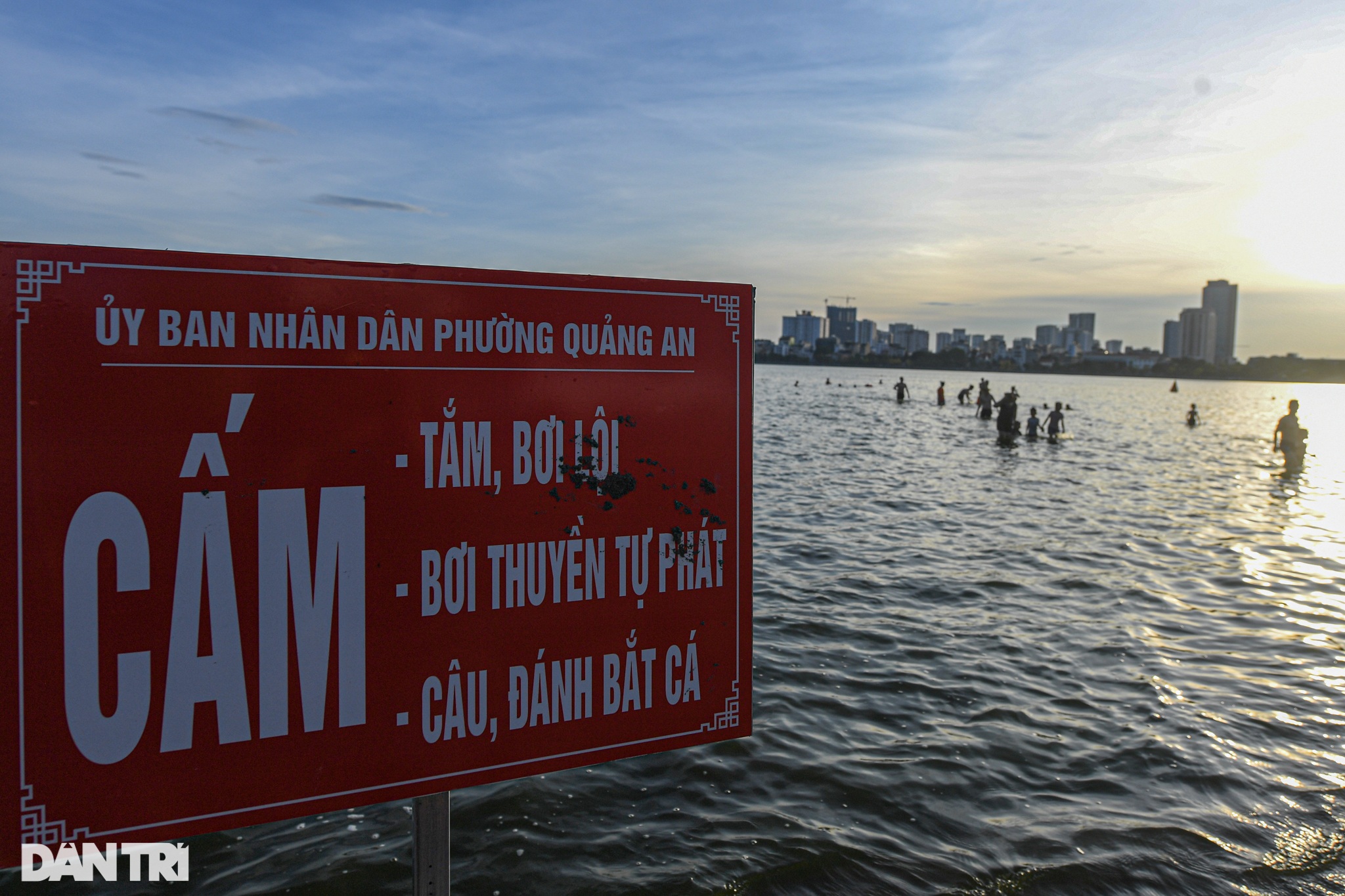 Người dân quay xe khi thấy lực lượng chức năng căng rào cấm tắm hồ Tây - 6 Người dân quay xe khi thấy lực lượng chức năng căng rào cấm tắm hồ Tây - 6