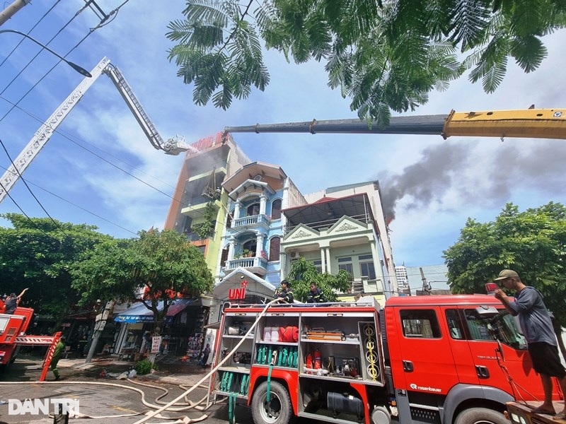 Giải cứu 5 người mắc kẹt trong ngôi nhà cao tầng bốc cháy dữ dội - 2