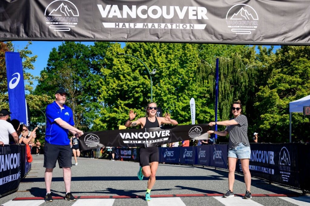 Runner nghiệp dư bất ngờ vô địch Vancouver Half Marathon - 1