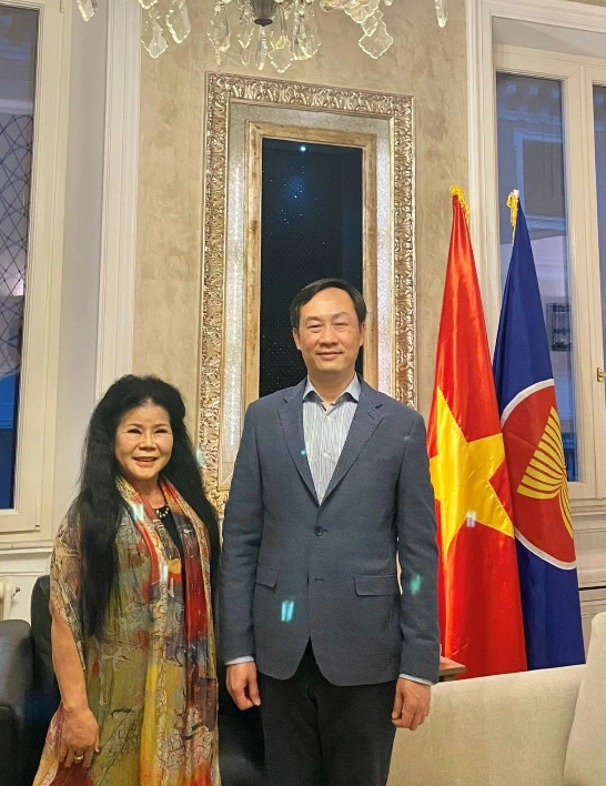 Họa sĩ Văn Dương Thành triển lãm tranh tại Italy - 2 Họa sĩ Văn Dương Thành triển lãm tranh tại Italy - 2
