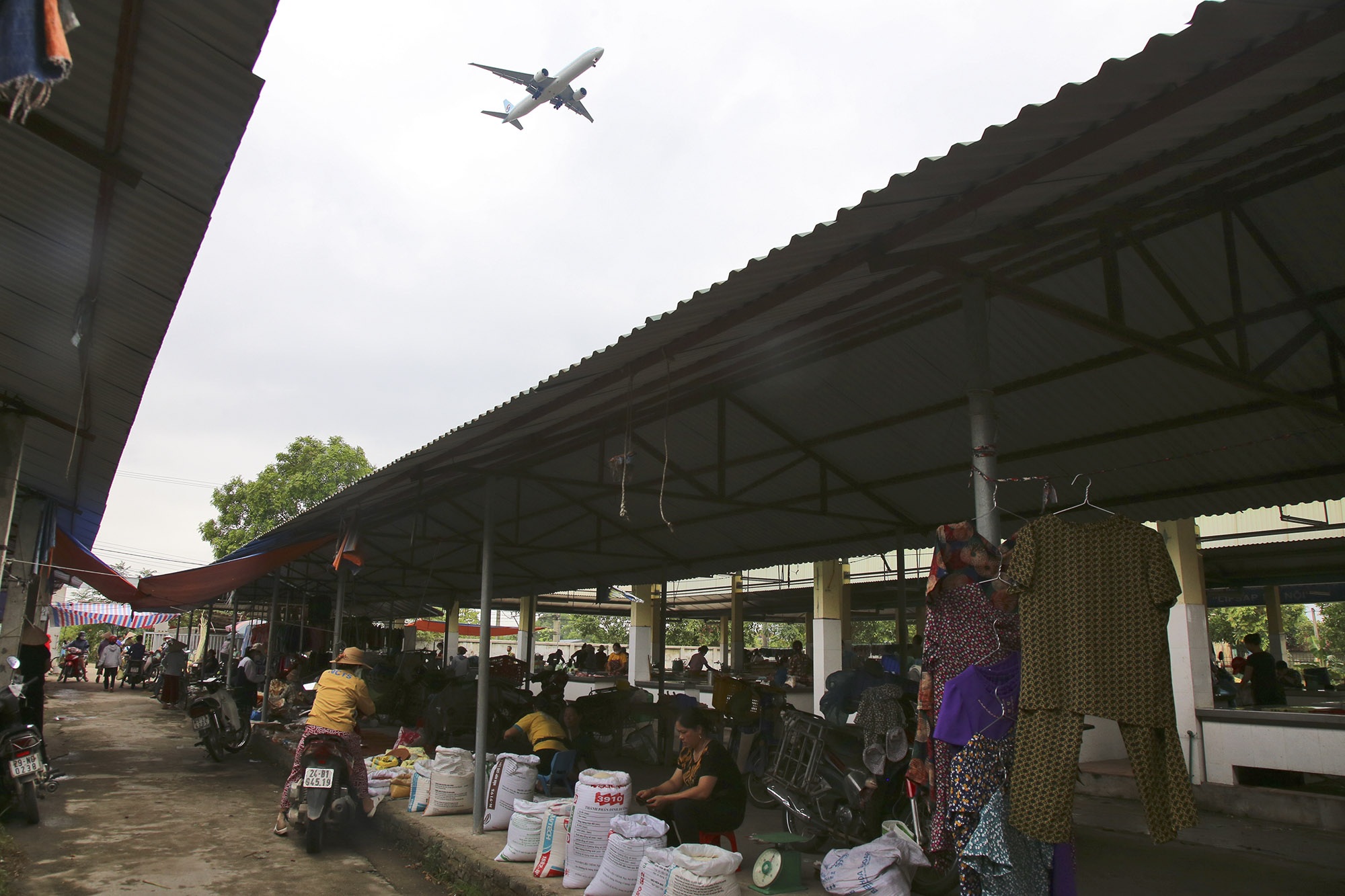 Độc đáo cảnh đi chợ phiên ở Hà Nội ngắm máy bay hạ cánh liên tục trên đầu - 10