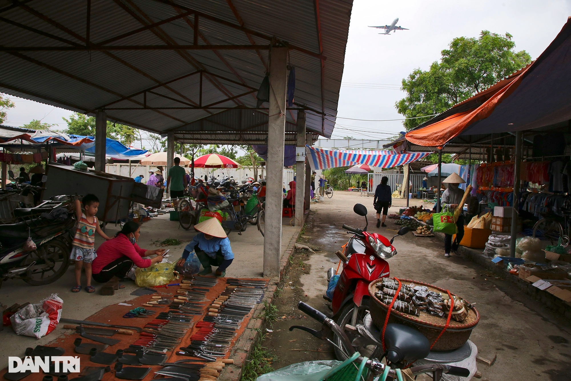 Độc đáo cảnh đi chợ phiên ở Hà Nội ngắm máy bay hạ cánh liên tục trên đầu - 1