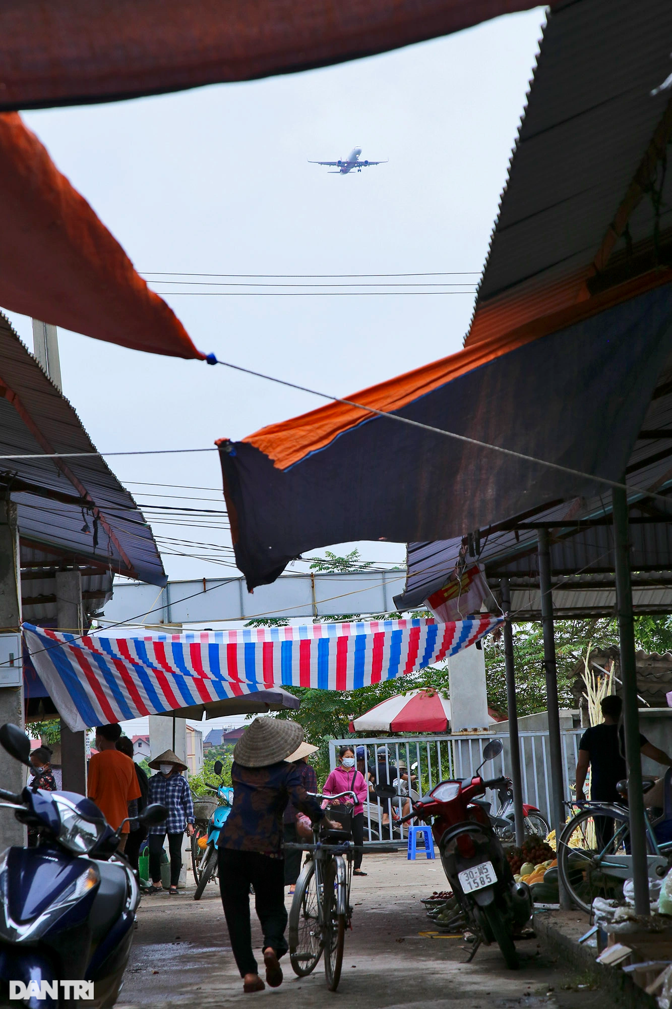 Độc đáo cảnh đi chợ phiên ở Hà Nội ngắm máy bay hạ cánh liên tục trên đầu - 11