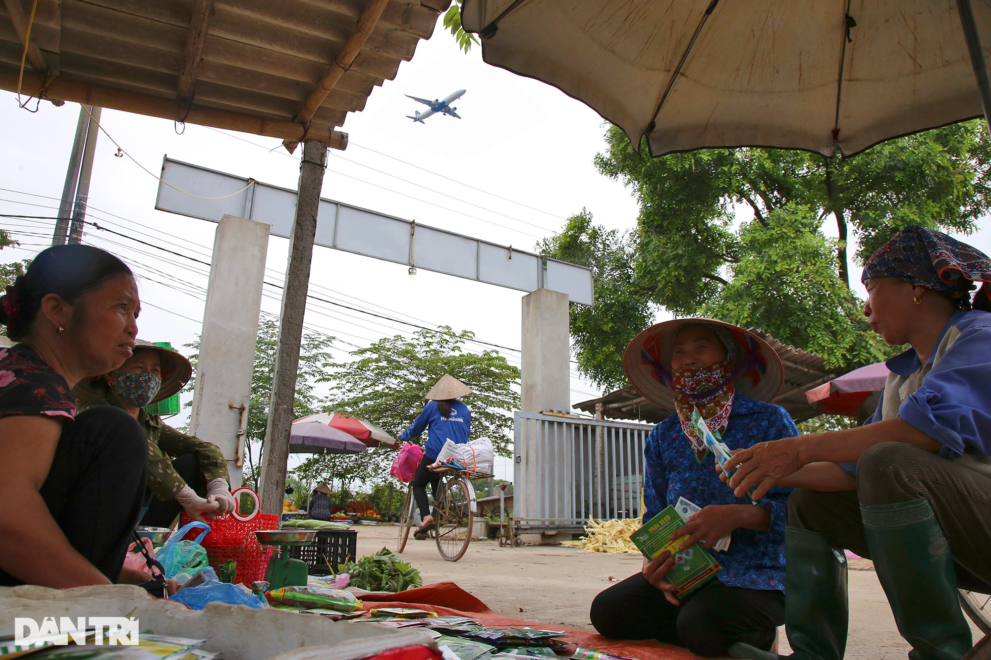 Độc đáo cảnh đi chợ phiên ở Hà Nội ngắm máy bay hạ cánh liên tục trên đầu - 13