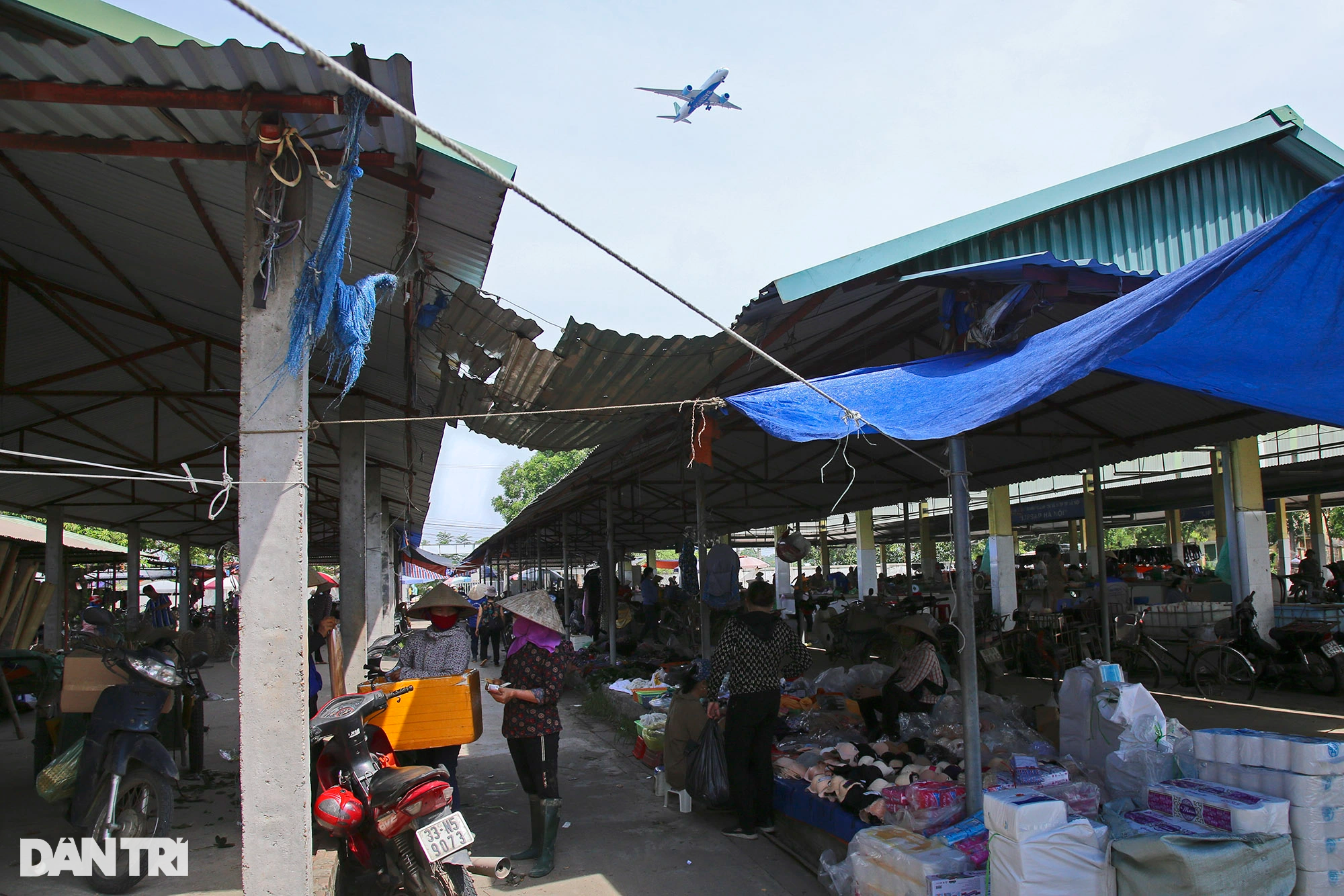 Độc đáo cảnh đi chợ phiên ở Hà Nội ngắm máy bay hạ cánh liên tục trên đầu - 4