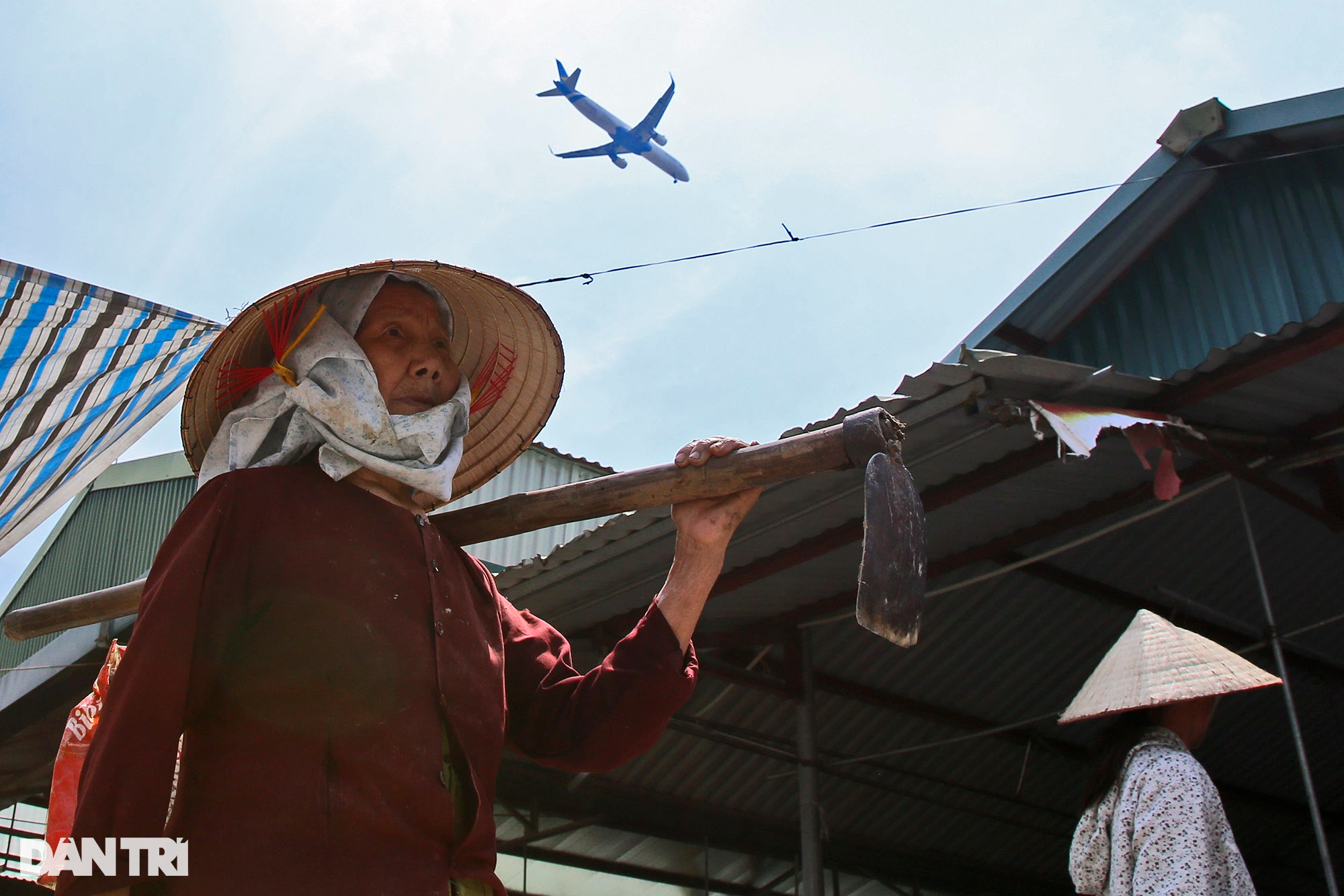 Độc đáo cảnh đi chợ phiên ở Hà Nội ngắm máy bay hạ cánh liên tục trên đầu - 8
