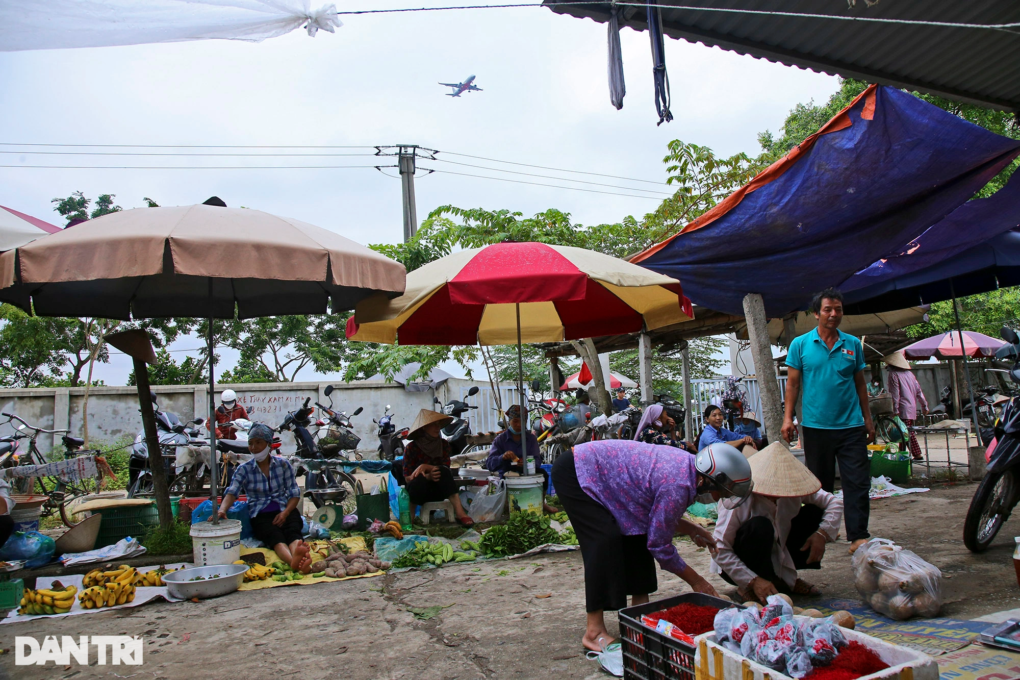Độc đáo cảnh đi chợ phiên ở Hà Nội ngắm máy bay hạ cánh liên tục trên đầu - 15