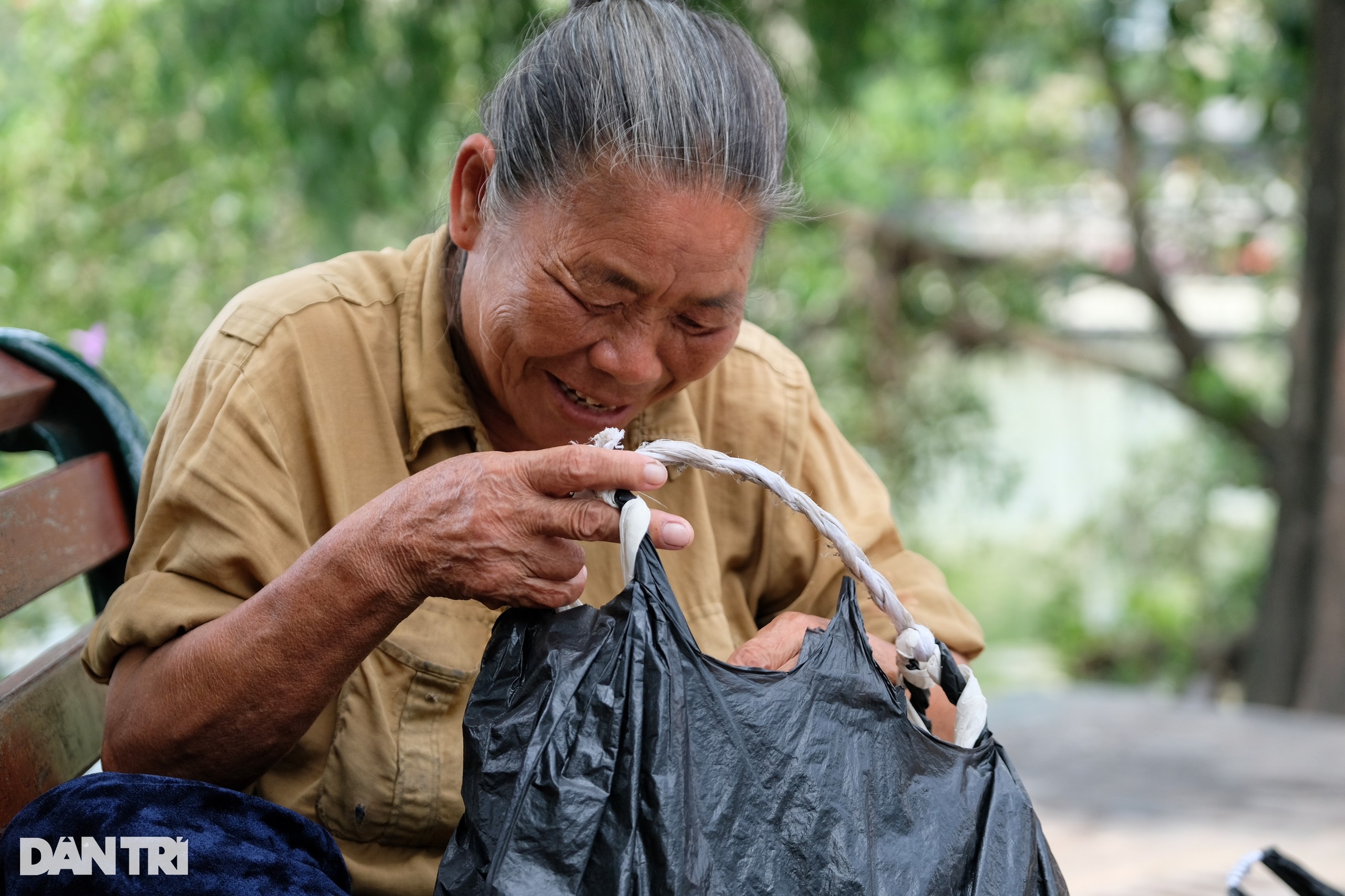 Hà Nội: Bà lão nhặt ve chai chuyên tay không bắt móc túi ở hồ Hoàn Kiếm - 6 Hà Nội: Bà lão nhặt ve chai chuyên tay không bắt móc túi ở hồ Hoàn Kiếm - 6