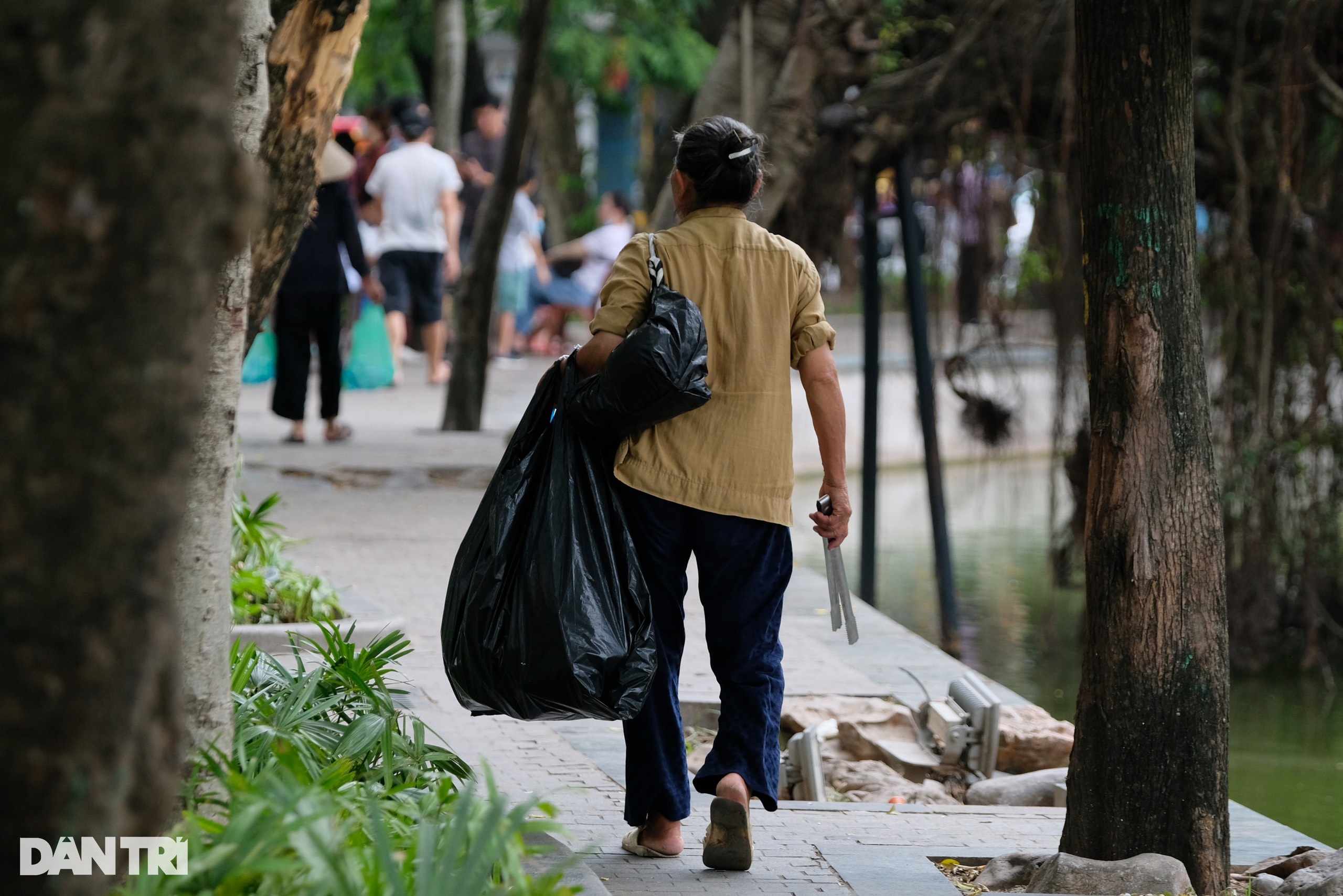 Hà Nội: Bà lão nhặt ve chai tay không chuyên bắt móc túi ở hồ Hoàn Kiếm - 1