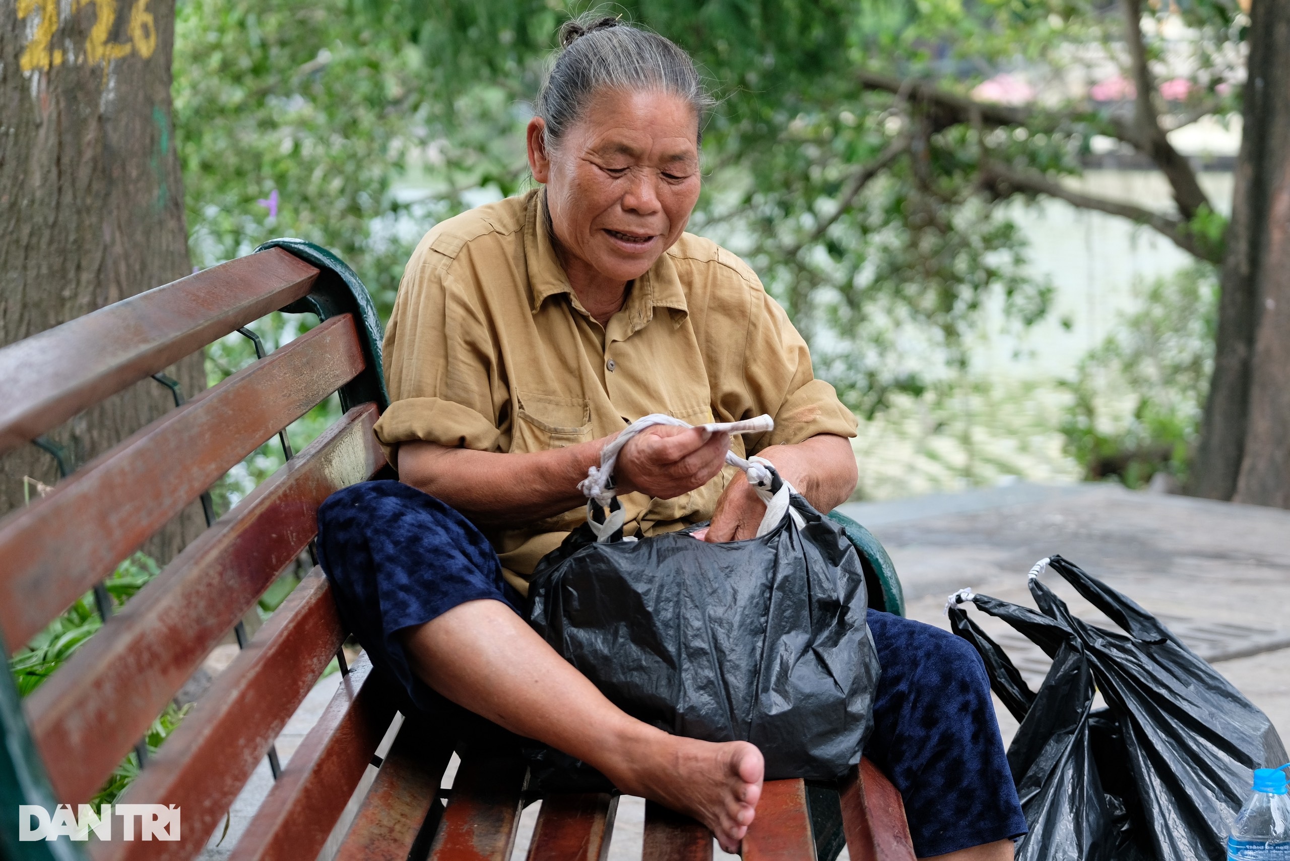 Hà Nội: Bà lão nhặt ve chai chuyên tay không bắt móc túi ở hồ Hoàn Kiếm - 3 Hà Nội: Bà lão nhặt ve chai chuyên tay không bắt móc túi ở hồ Hoàn Kiếm - 3