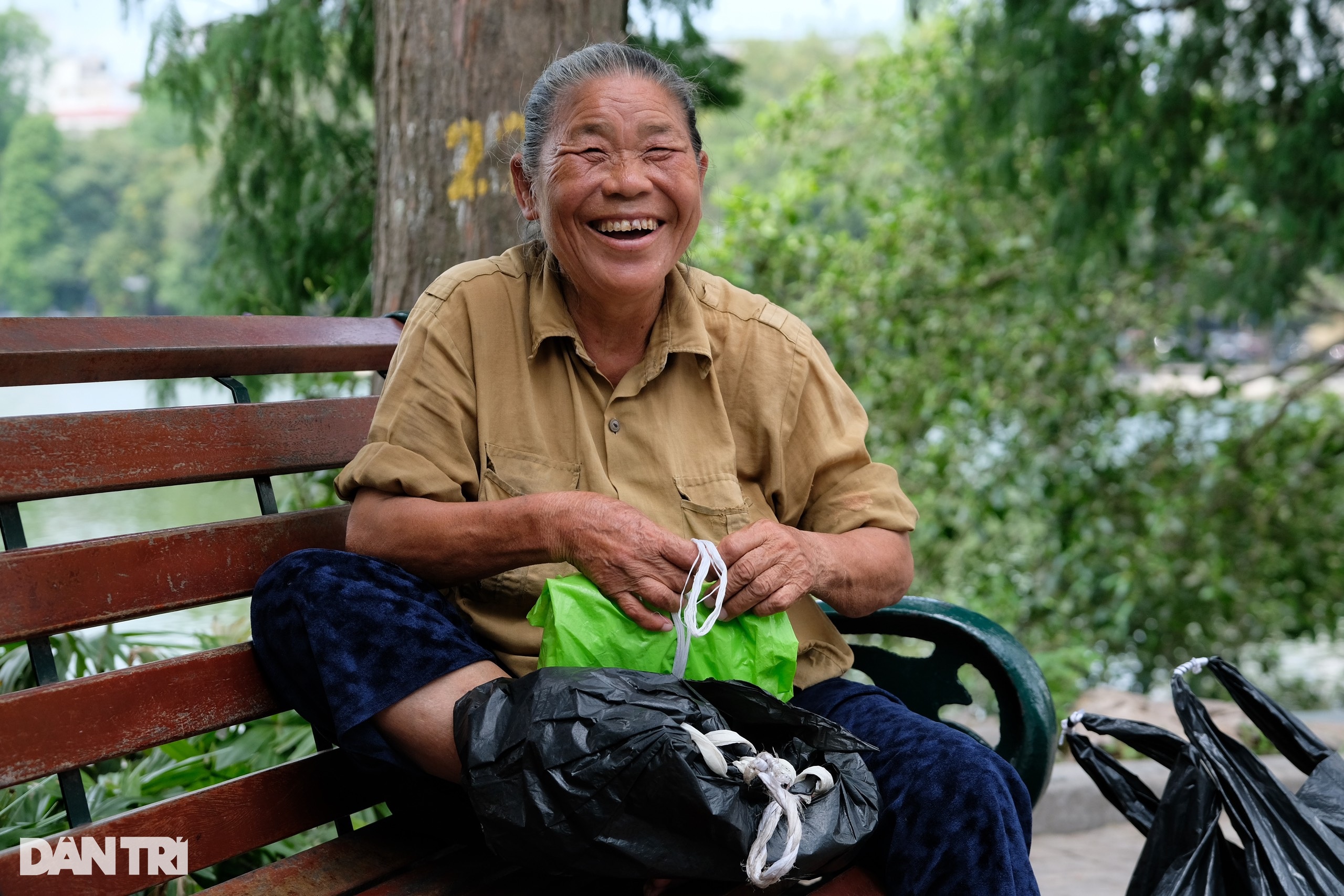 Hà Nội: Bà lão nhặt ve chai chuyên tay không bắt móc túi ở hồ Hoàn Kiếm - 4